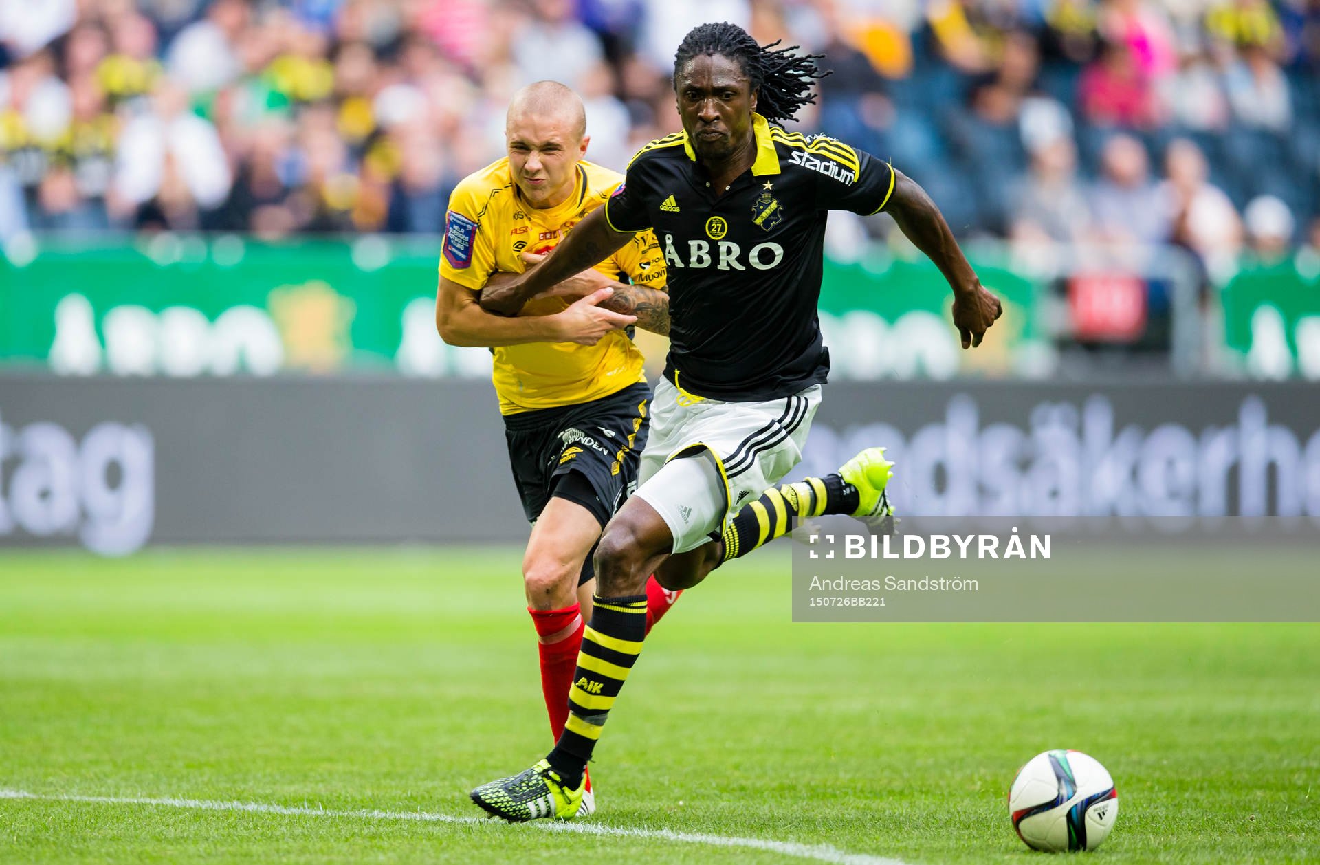 AIK:s Dickson Etuhu i kamp om bollen med Elfsborgs Sebastian Holmén under fotbollsmatchen i Allsvenskan mellan AIK och Elfsborg den 26 Juli 2015 i Stockholm.