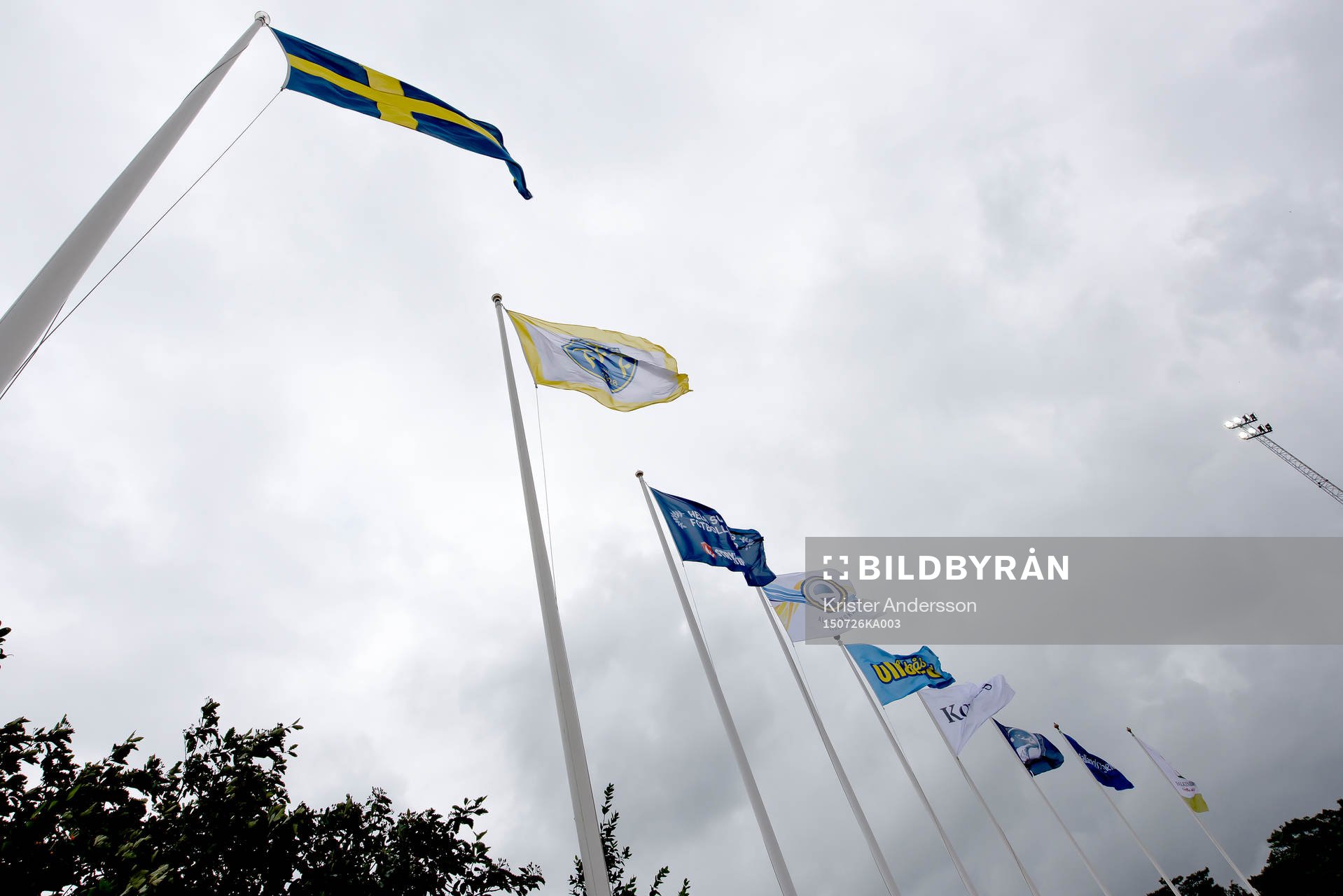 Blåser kraftiga stormbyar före fotbollsmatchen i