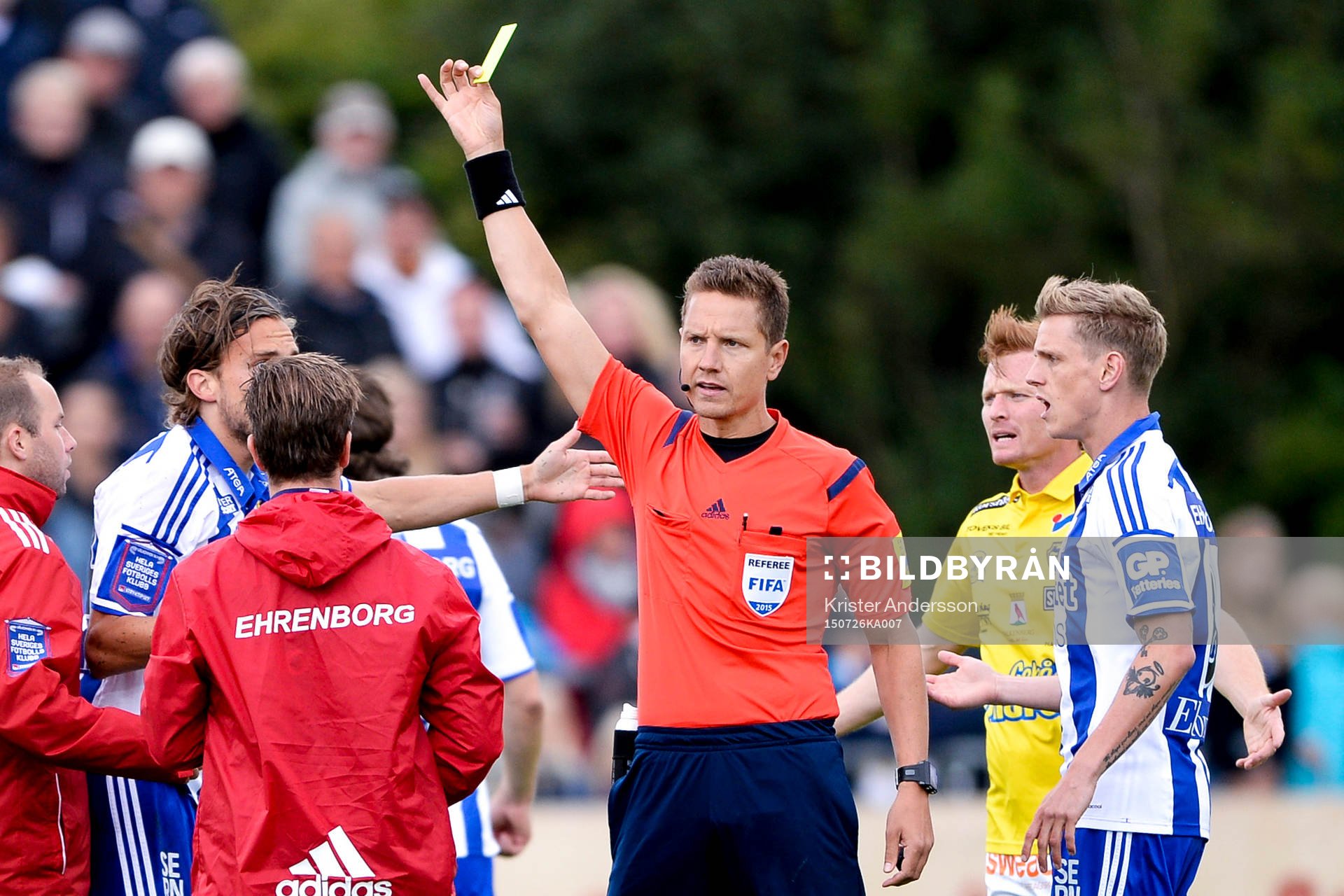 IFK Göteborgs Tom Pettersson får en varning av Domaren