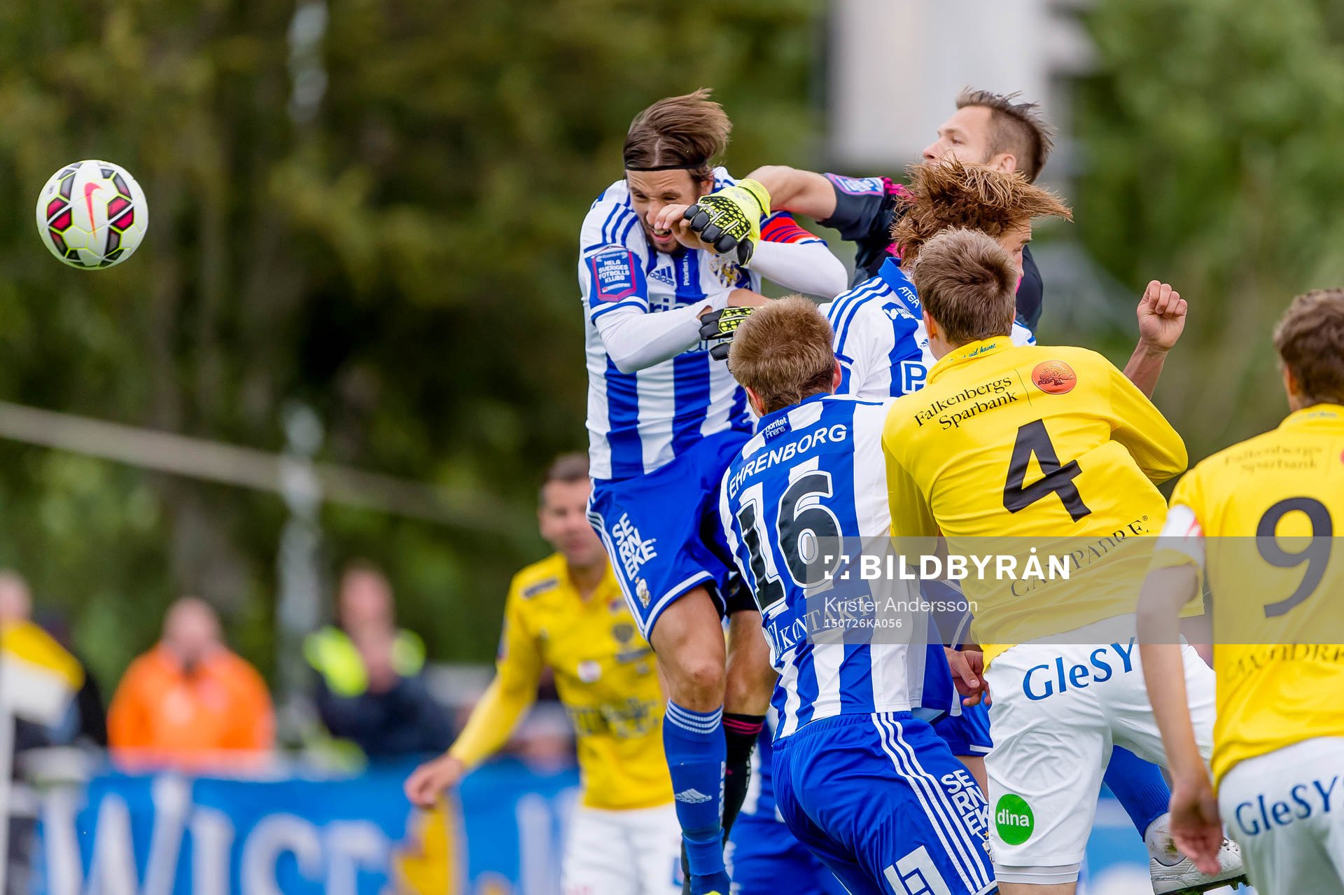 IFK Göteborgs målvakt John Alvbåge boxar undan bollen