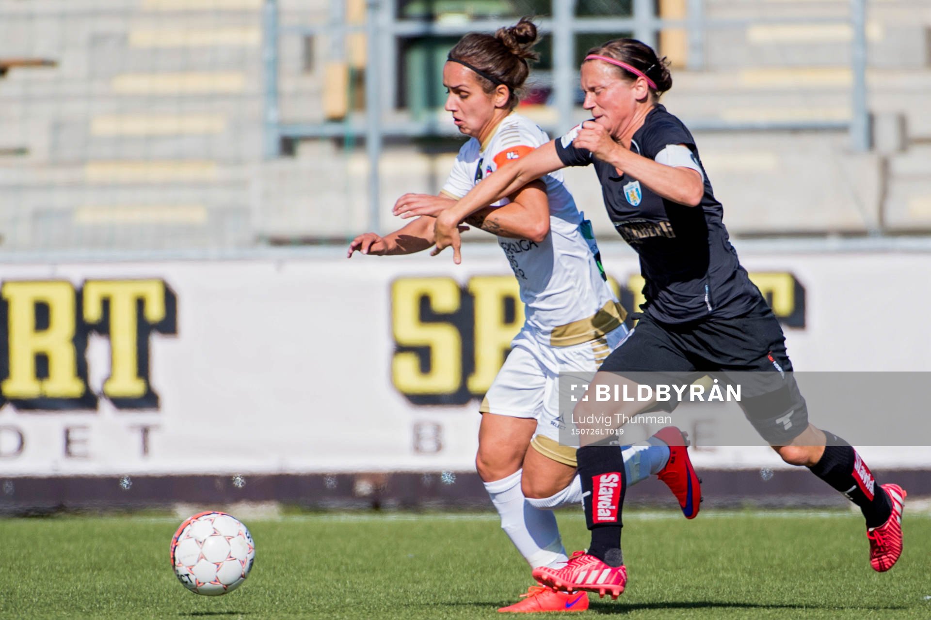 FC Rosengårds Natasa Andonova och Göteborgs  Marlene