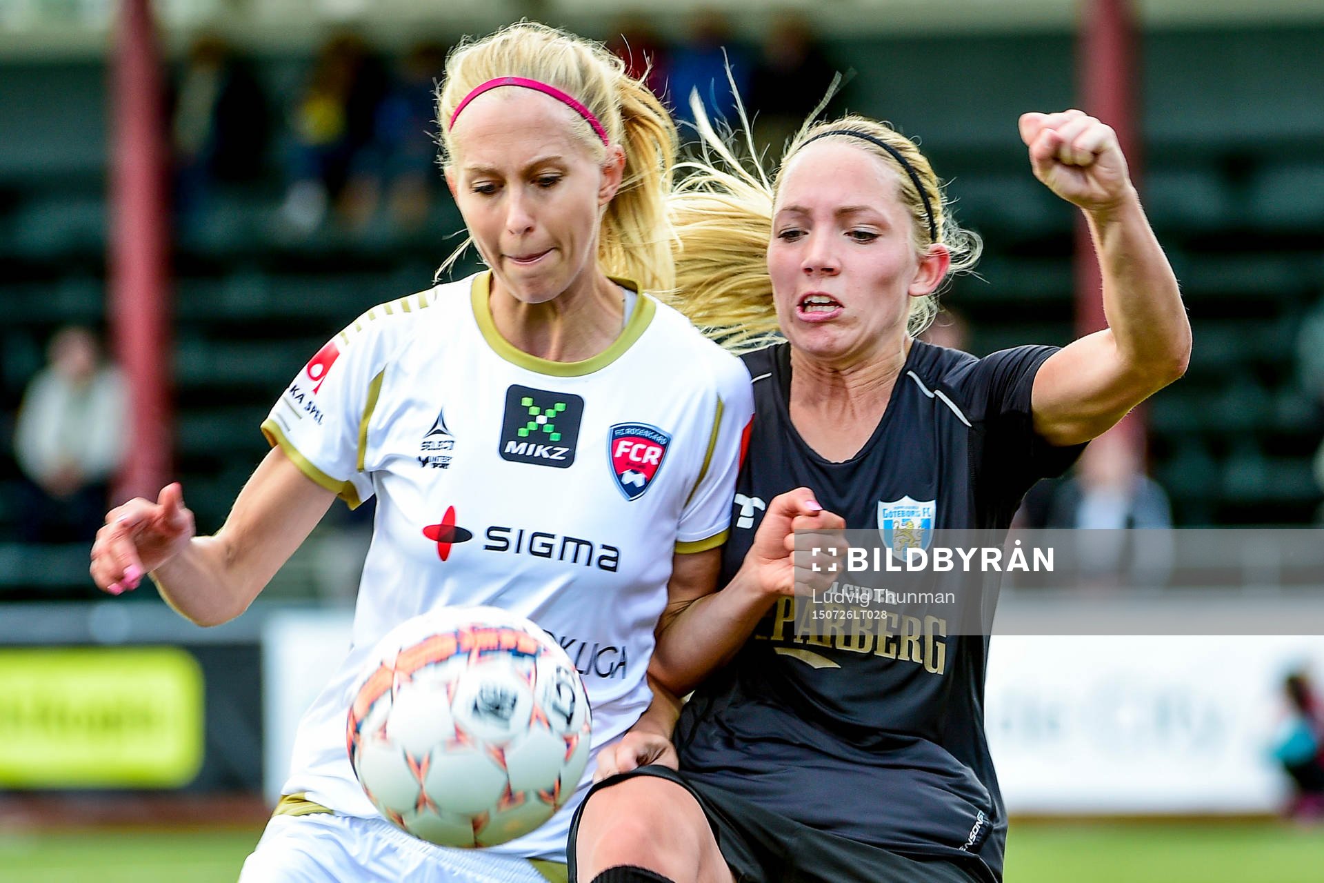 Rosengårds Line Röddik Hansen och Göteborgs Elin Rubensson i en duell under fotbollsmatchen i damallsvenskan mellan Rosengård och Kopparbergs Göteborg den 26 juli 2015 i Malmö.