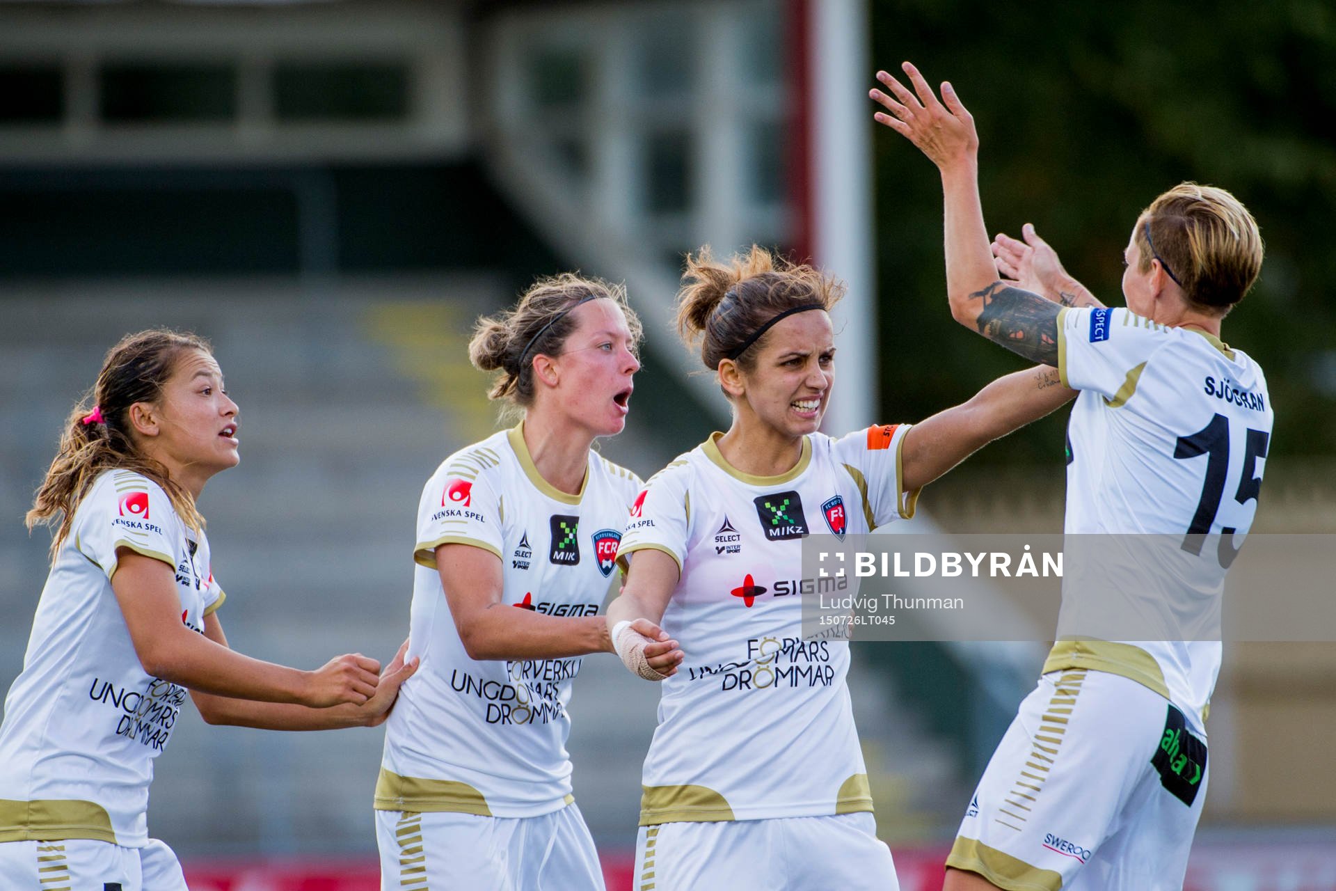 FC Rosengårds Natasa Andonova firas av Alexandra Riley, Lina Nilsson och Therese Sjögran efter hon gjort 2-2 under fotbollsmatchen i damallsvenskan mellan Rosengård och Kopparbergs Göteborg den 26 juli 2015 i Malmö.
