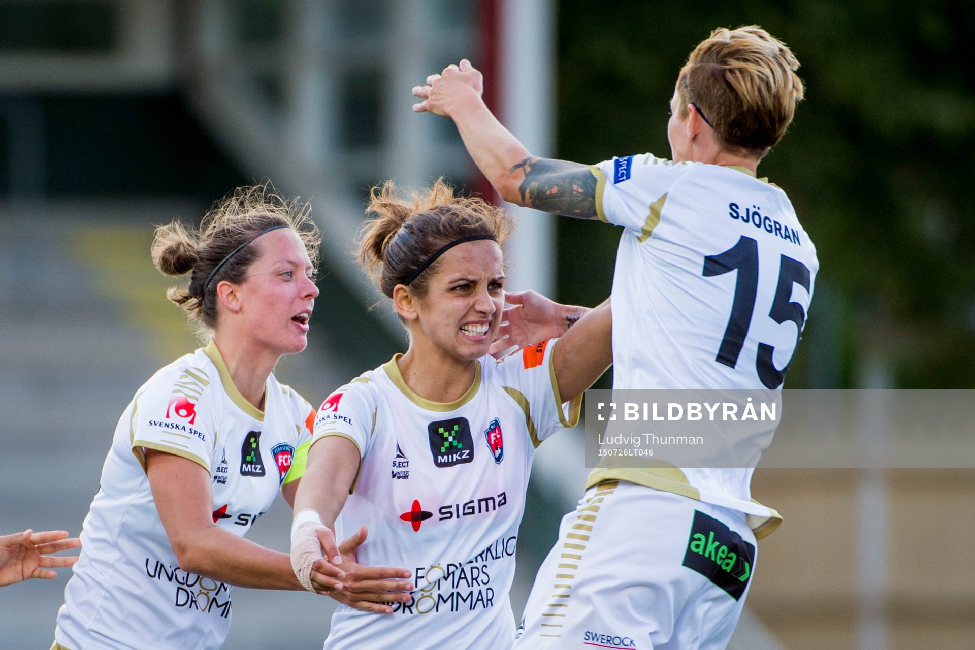 FC Rosengårds Natasa Andonova firas av Lina Nilsson och