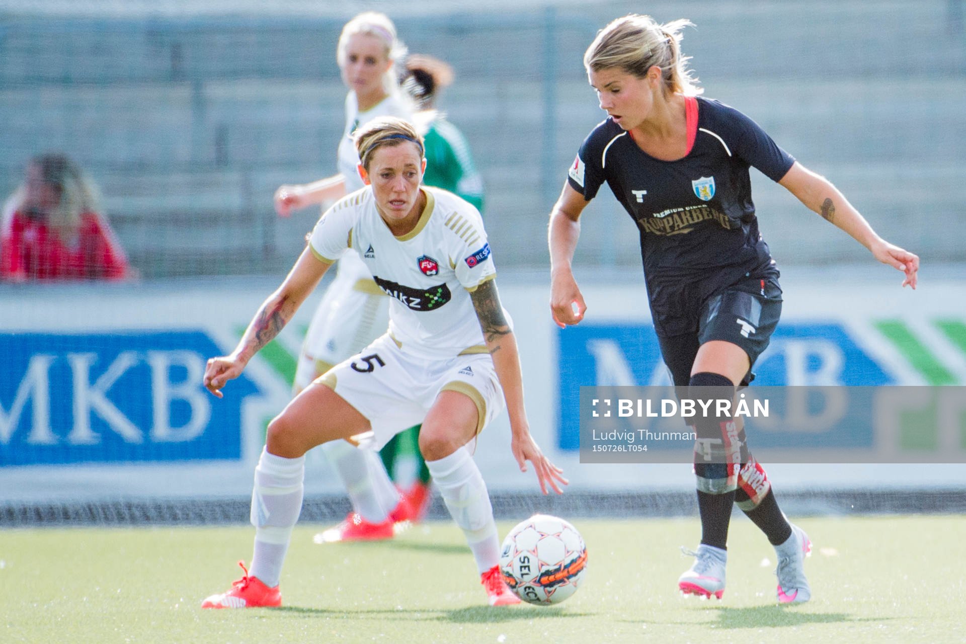 FC Rosengårds Therese Sjögran bevakar Göteborgs Kathlene