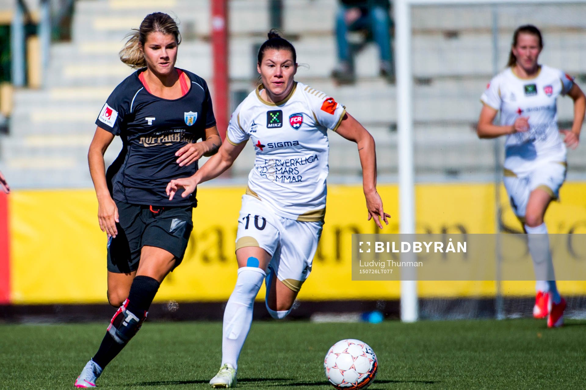 Göteborgs Kathlene Fernström jagar FC Rosengårds Ramona