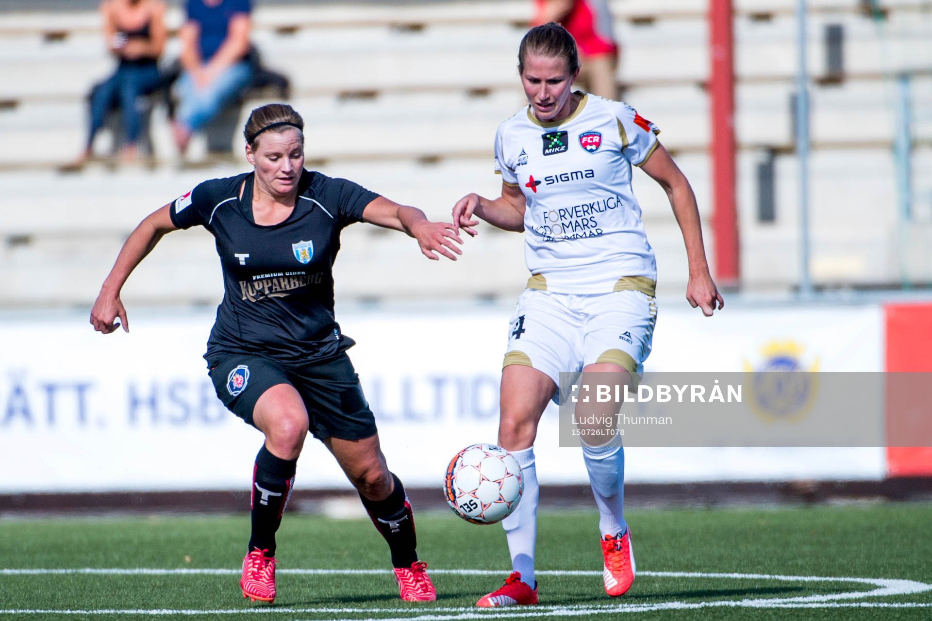 Göteborgs Sara Linden jagar FC Rosengårds Emma Berglund