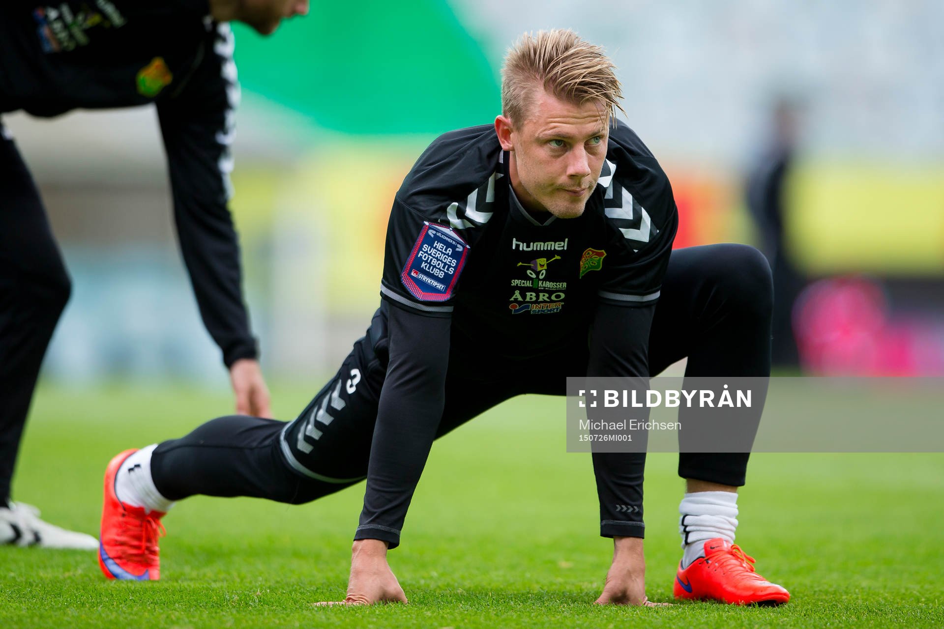 GAIS Patrik Ingelsten värmer upp innan fotbollsmatchen i