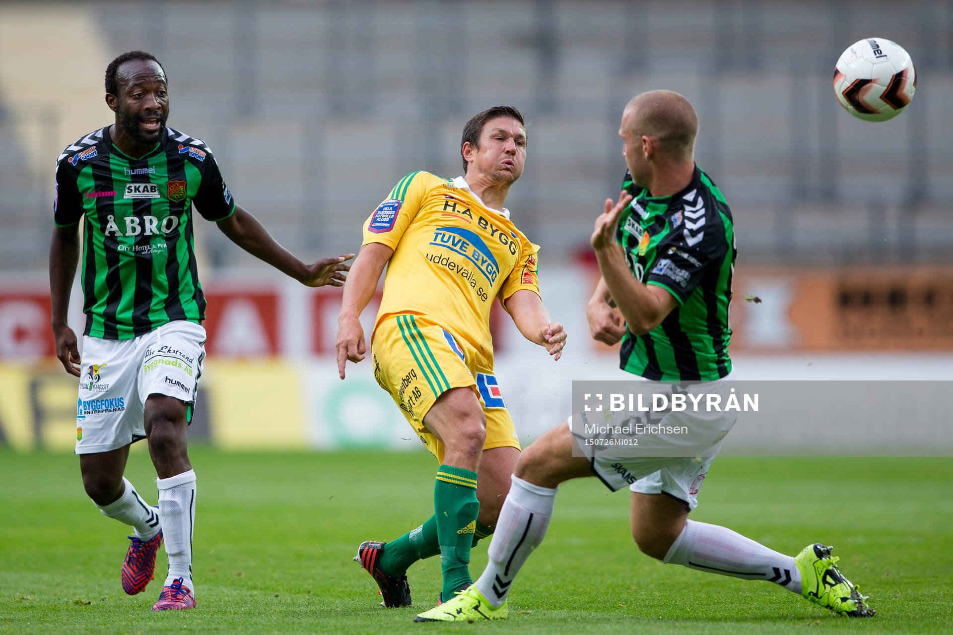 Ljungskiles Hannes Stiller vinner boll mot GAIS Reuben