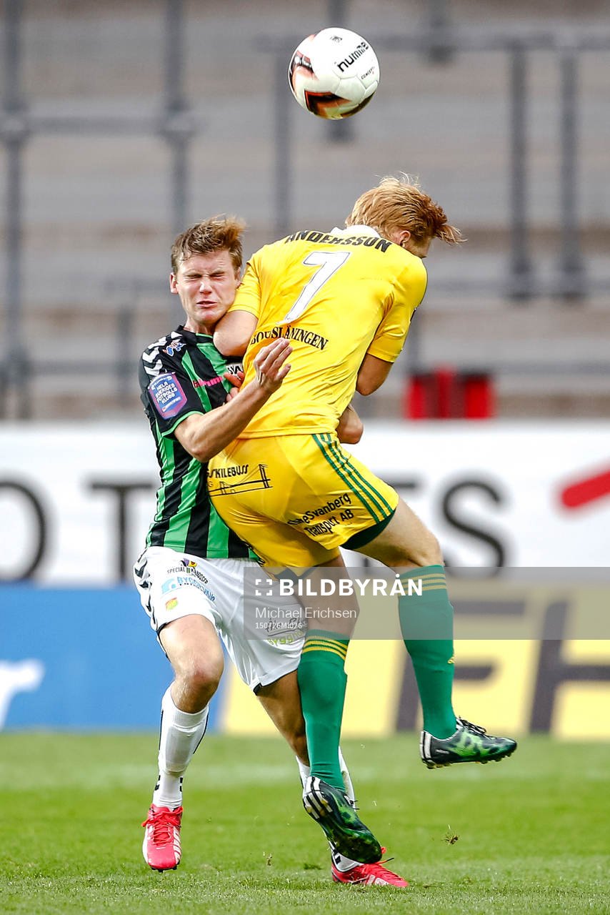 Ljungskiles Hampus Andersson  tacklar GAIS Arnar Bragi