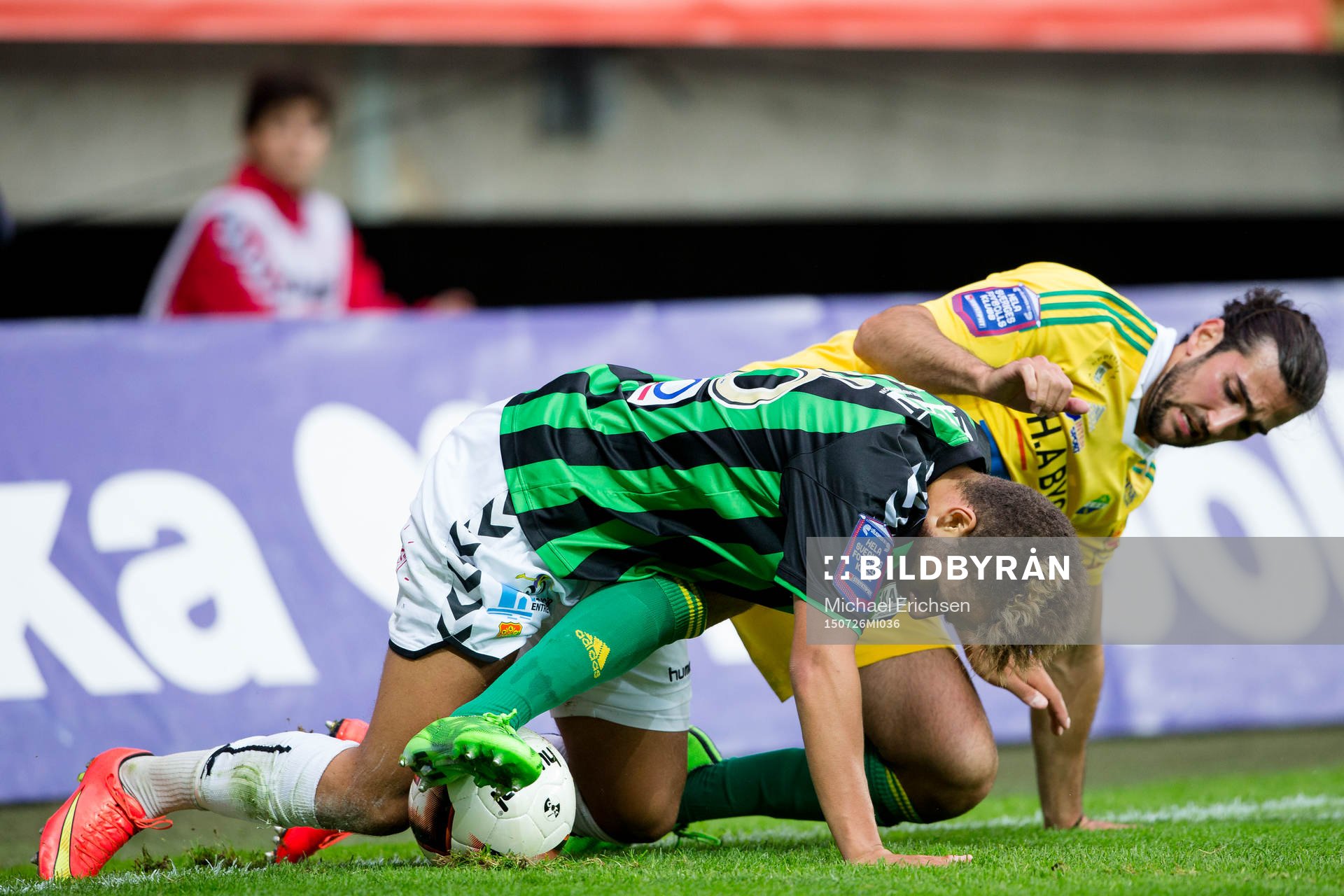 GAIS Malkolm Moenza i kamp om bollen med Ljungskiles Allan