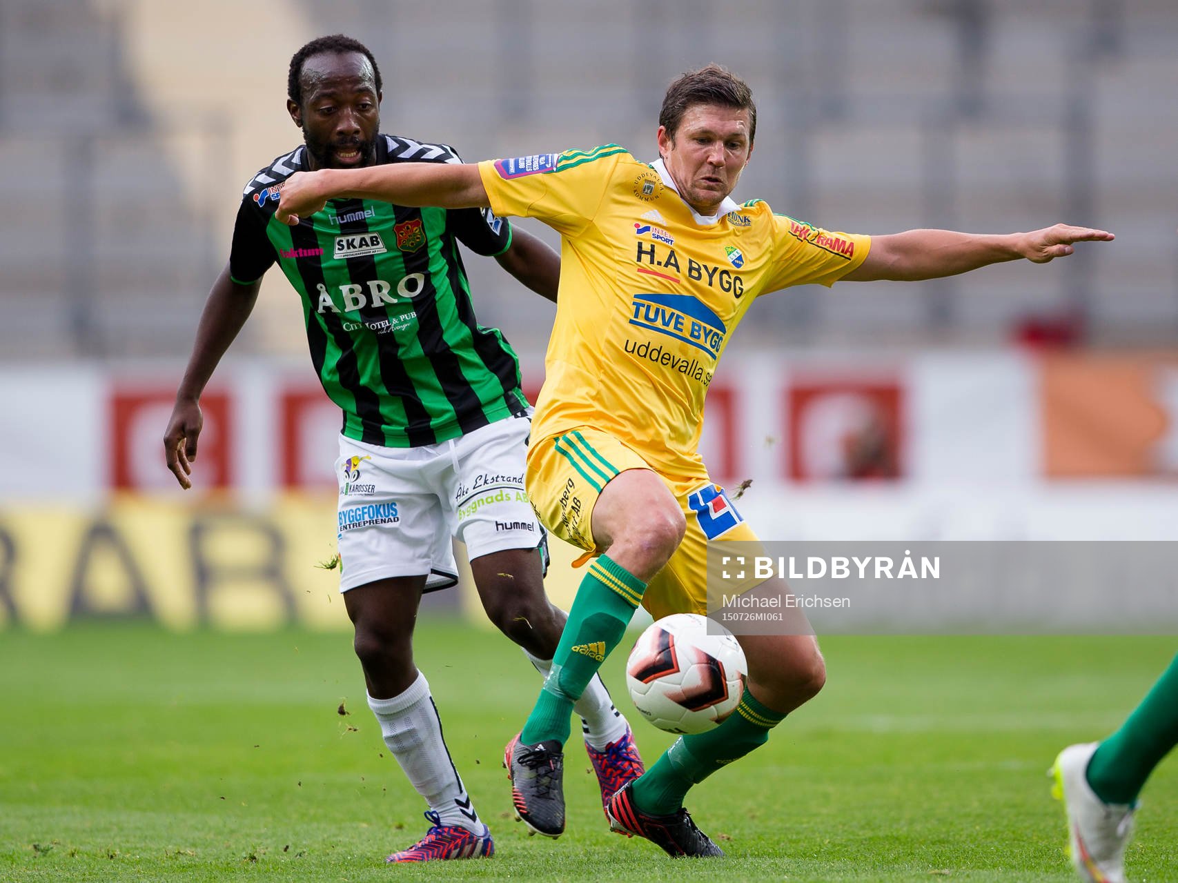 GAIS Reuben Ayarna i ryggen på Ljungskiles Hannes Stiller