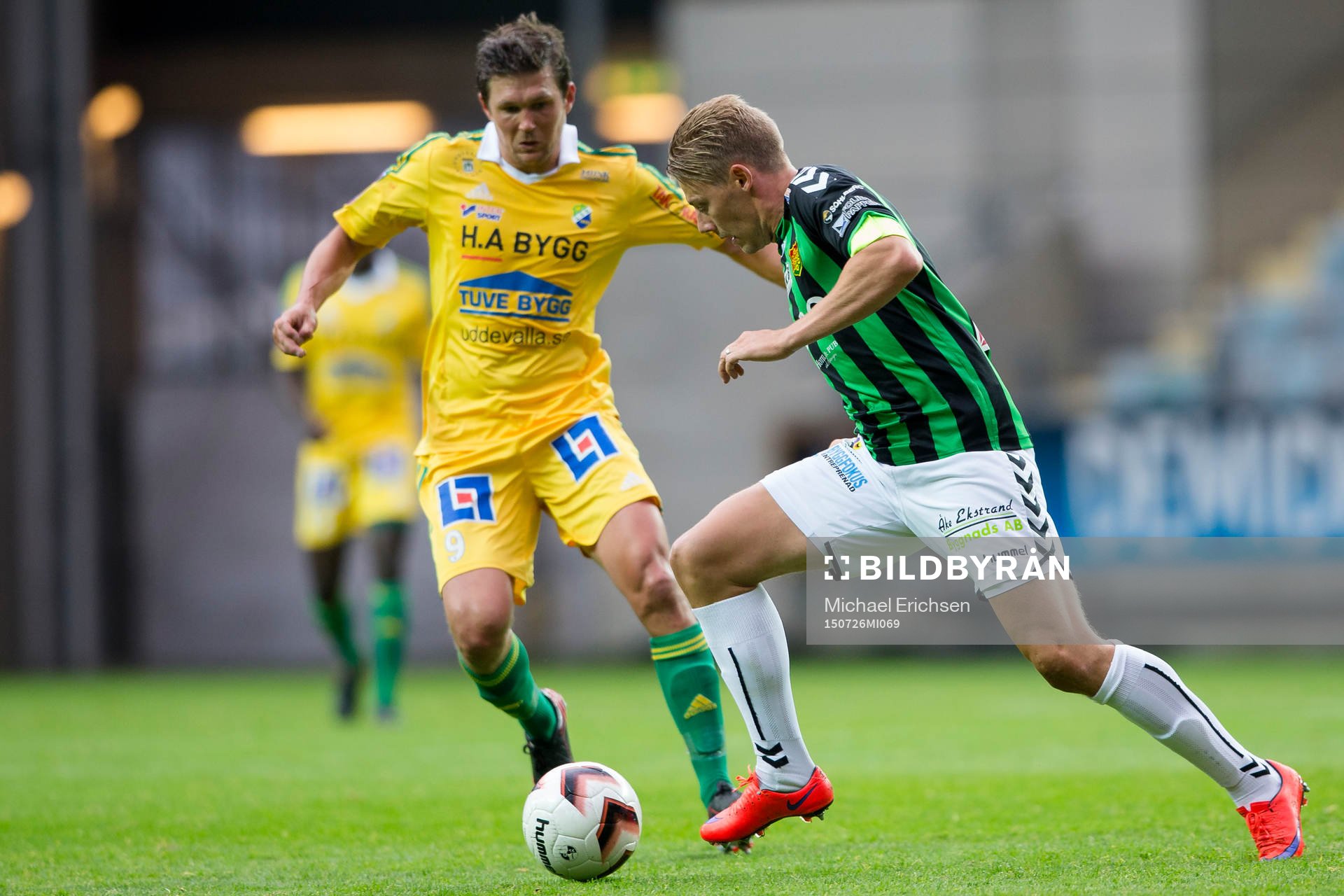 GAIS Patrik Ingelsten före Ljungskiles Hannes Stiller på