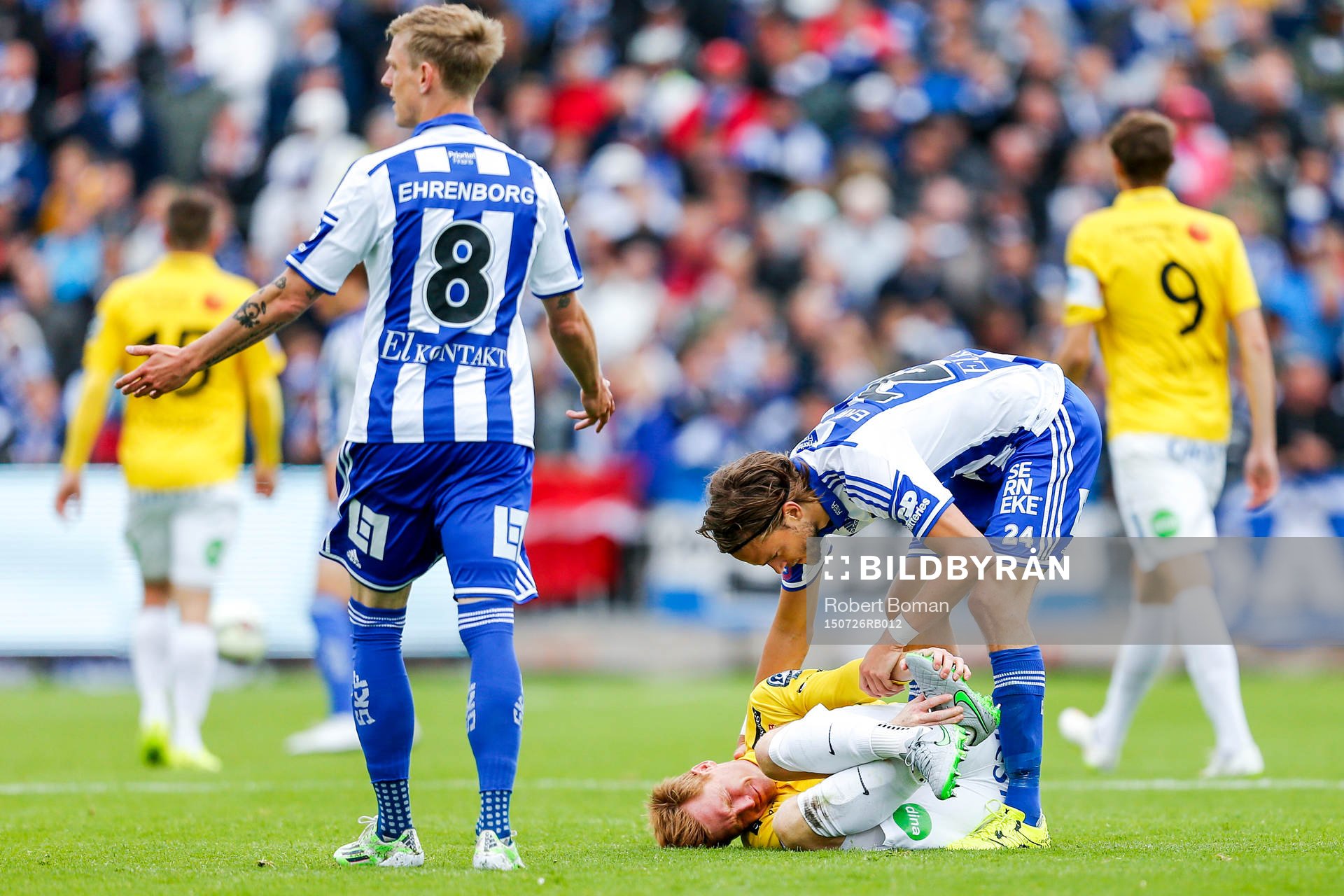 IFK Göteborgs Tom Pettersson kollar läget på Falkenbergs