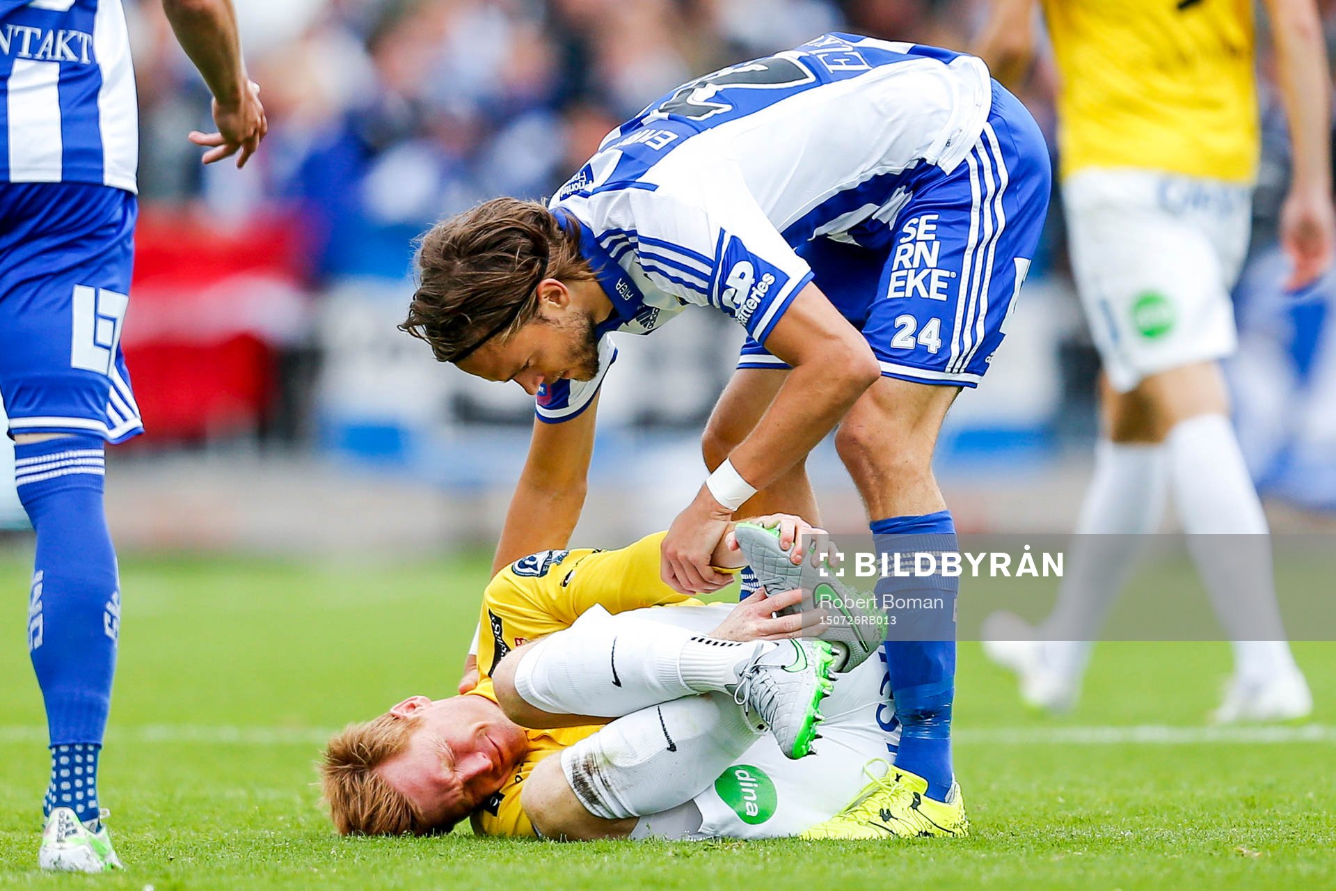 IFK Göteborgs Tom Pettersson kollar läget på Falkenbergs