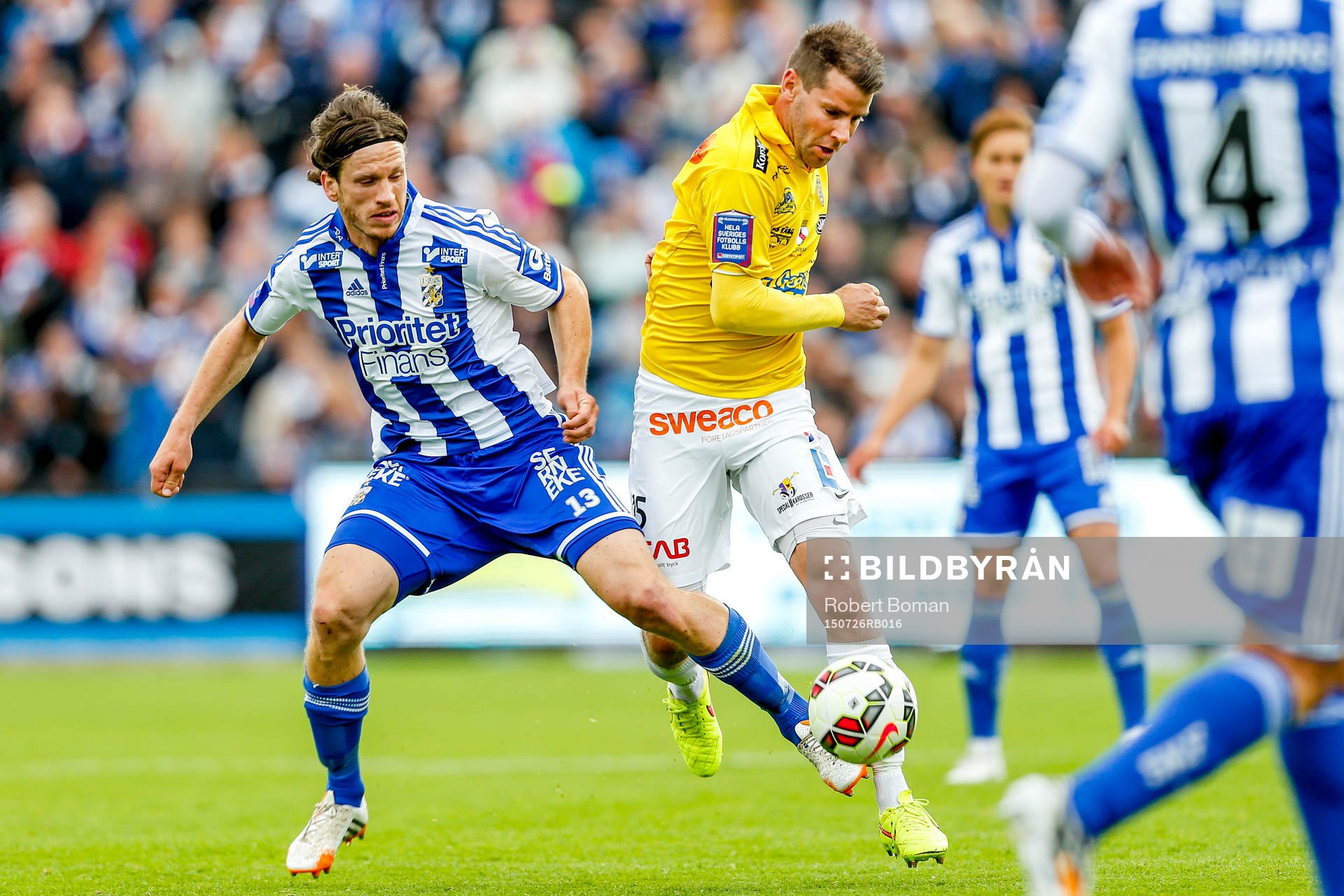IFK Göteborgs Gustav Svensson och Falkenbergs Stefan Rodevåg i kamp under fotbollsmatchen i Allsvenskan mellan Falkenberg och IFK Göteborg den 26 juli 2015 i Falkenberg.