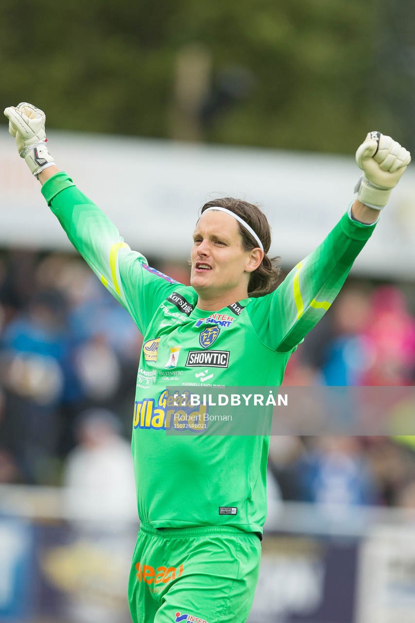 Falkenbergs Målvakt Otto Martler jublar