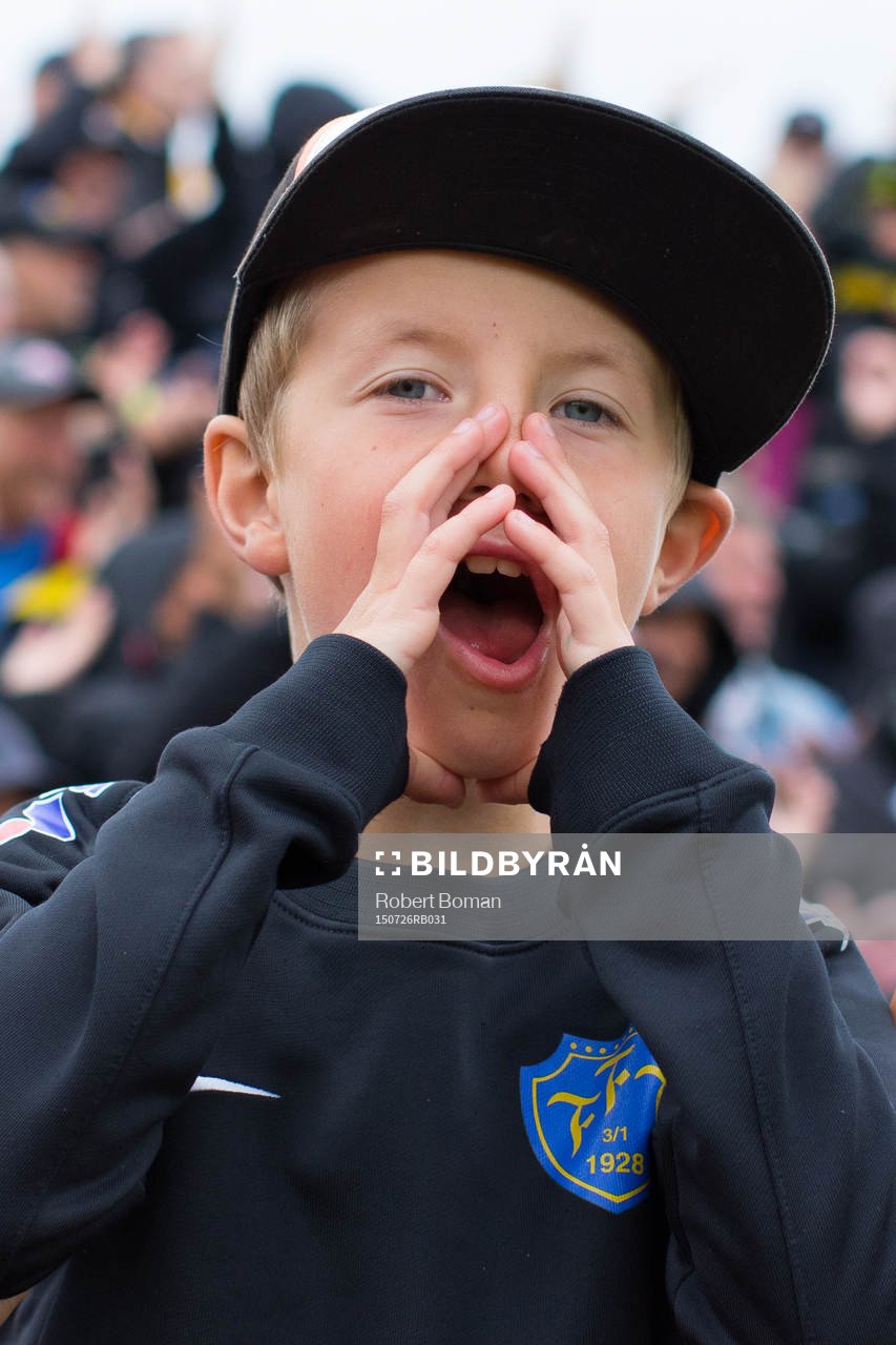 En ung Falkenbergs supporter jublar