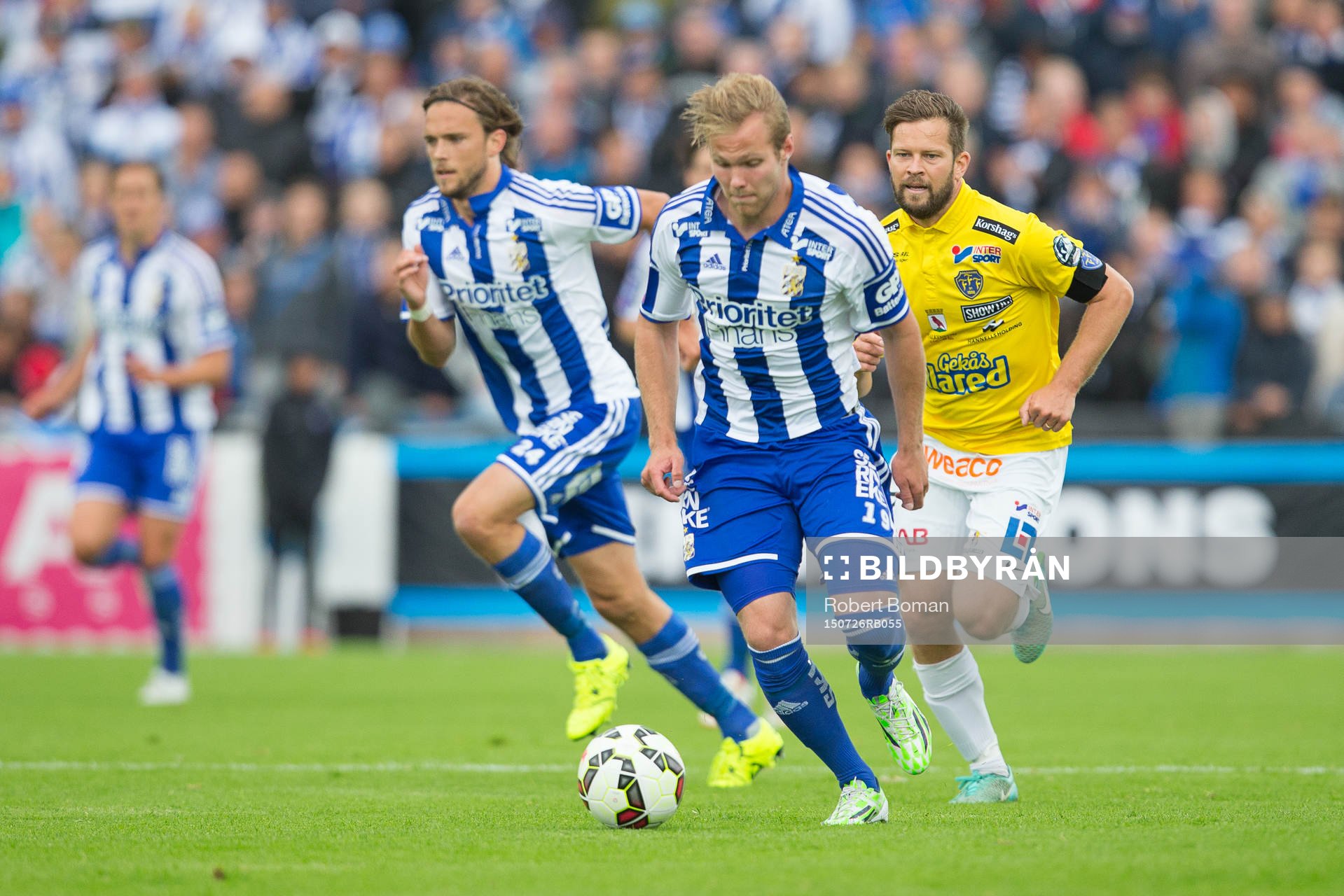 Göteborgs Gustav Engvall (med bollen)