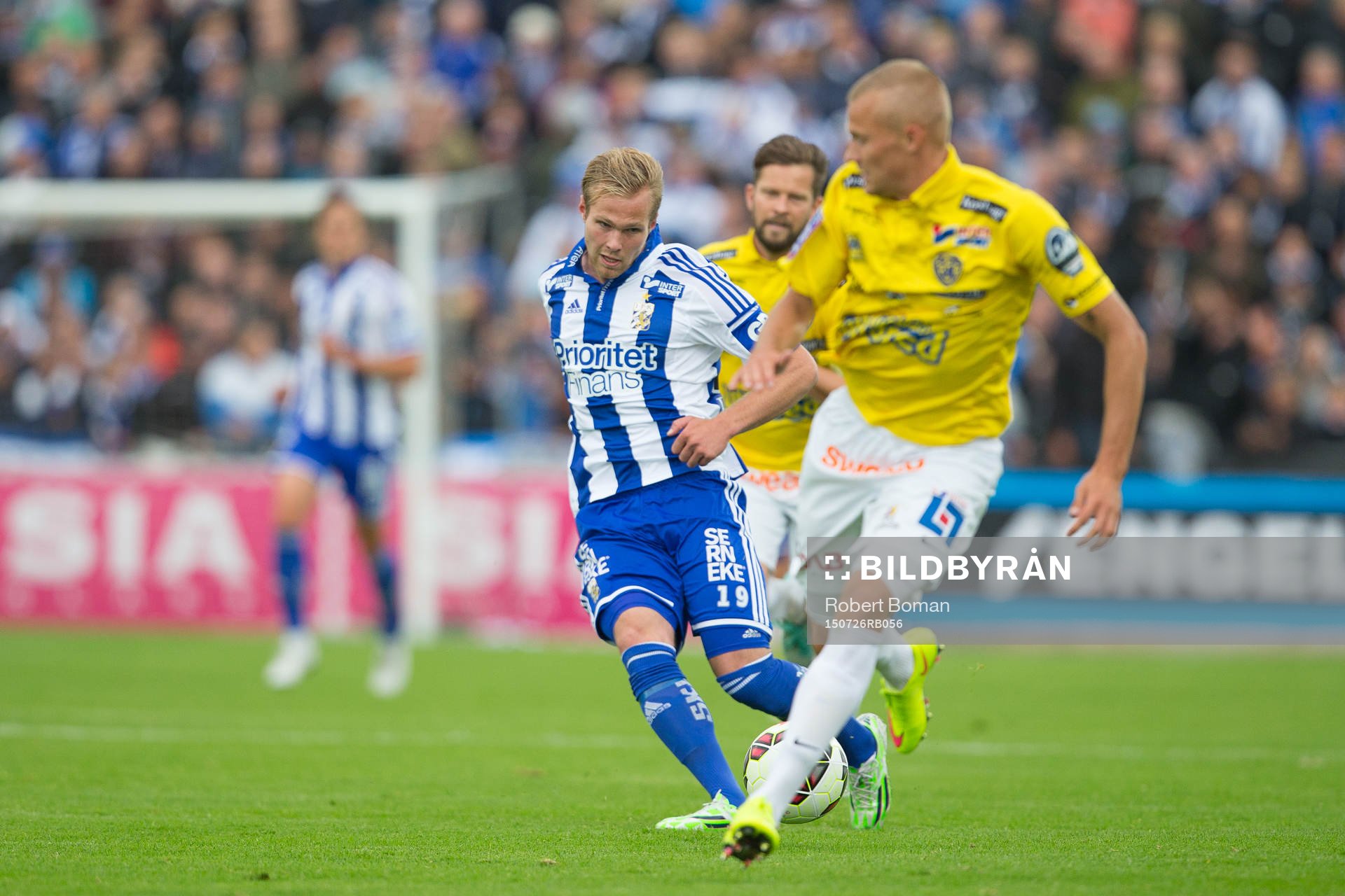 Göteborgs Gustav Engvall (med bollen)