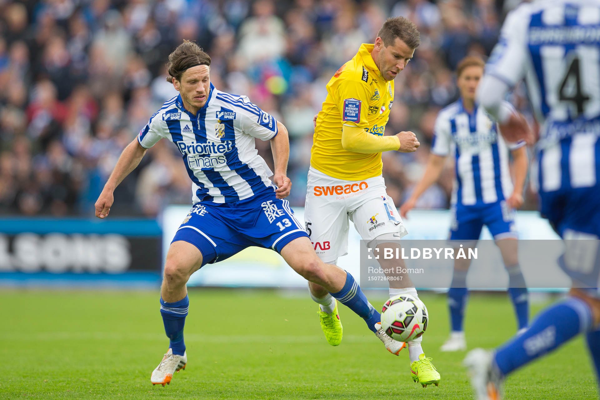 Göteborgs Gustav Svensson och Falkenbergs Stefan Rodevåg i kamp under fotbollsmatchen i Allsvenskan mellan Falkenberg och IFK Göteborg den 26 juli 2015 i Falkenberg.