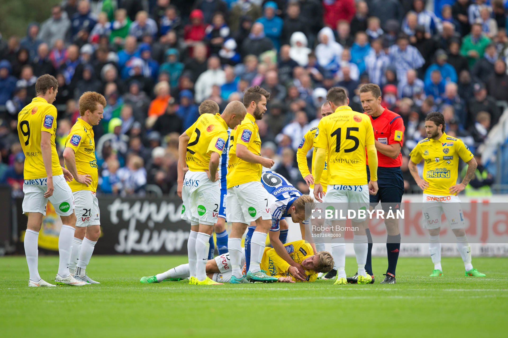 Falkenbergs Adam Eriksson ligger på marken oc Göteborgs