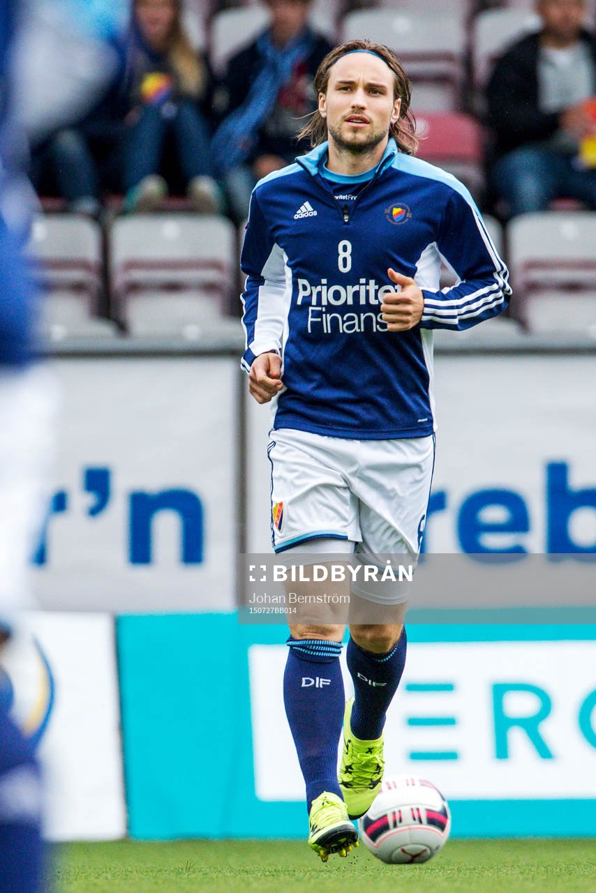 Djurgårdens Kevin Walker värmer upp före fotbollsmatchen