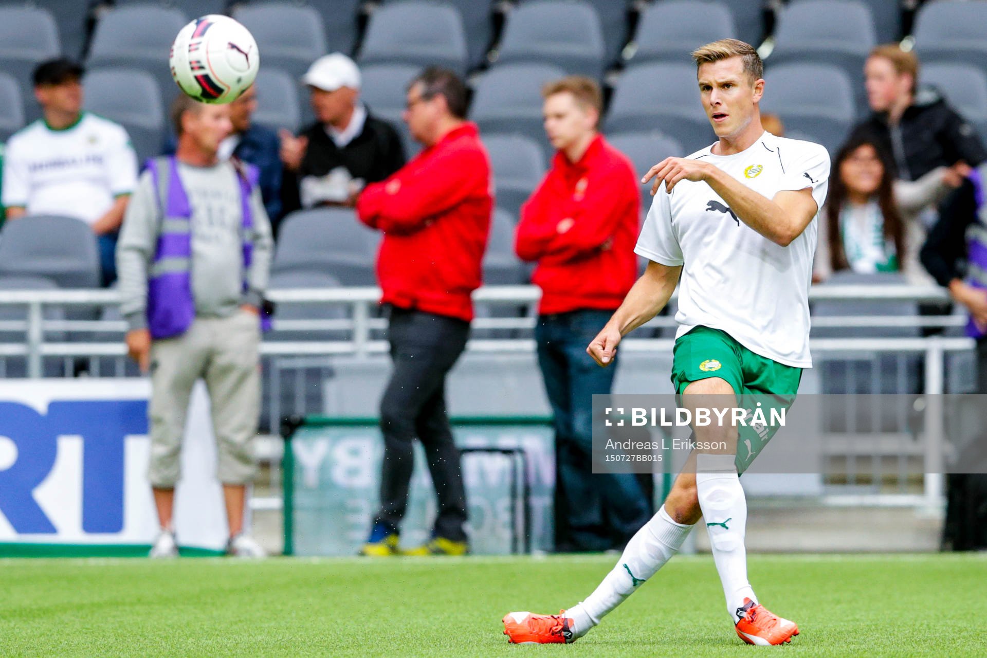 Hammarbys debutant Richard Magyar värmer upp före