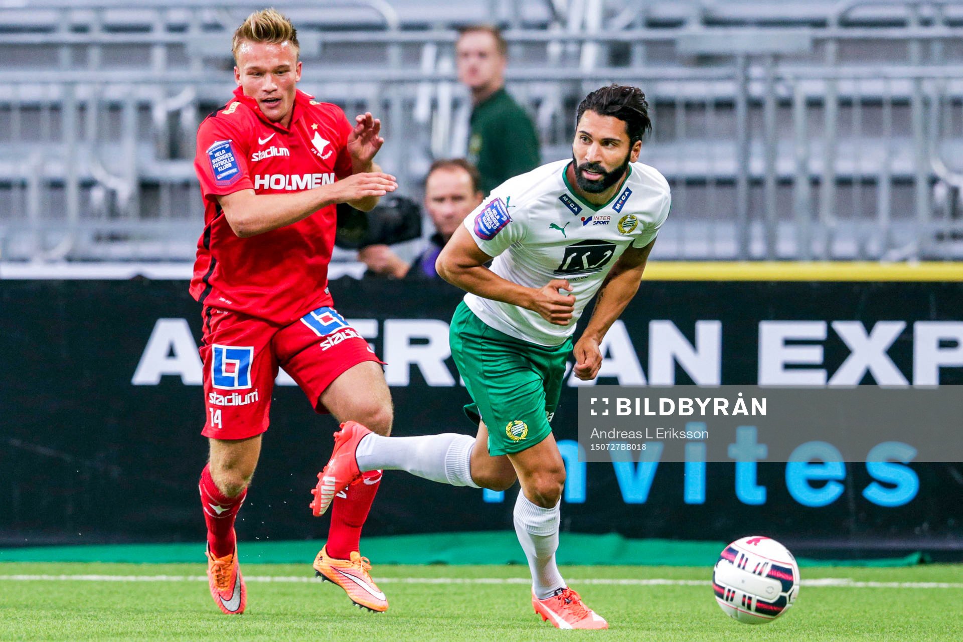 Norrköpings Nicklas Bärkroth jagar Hammarbys Stefan Batan