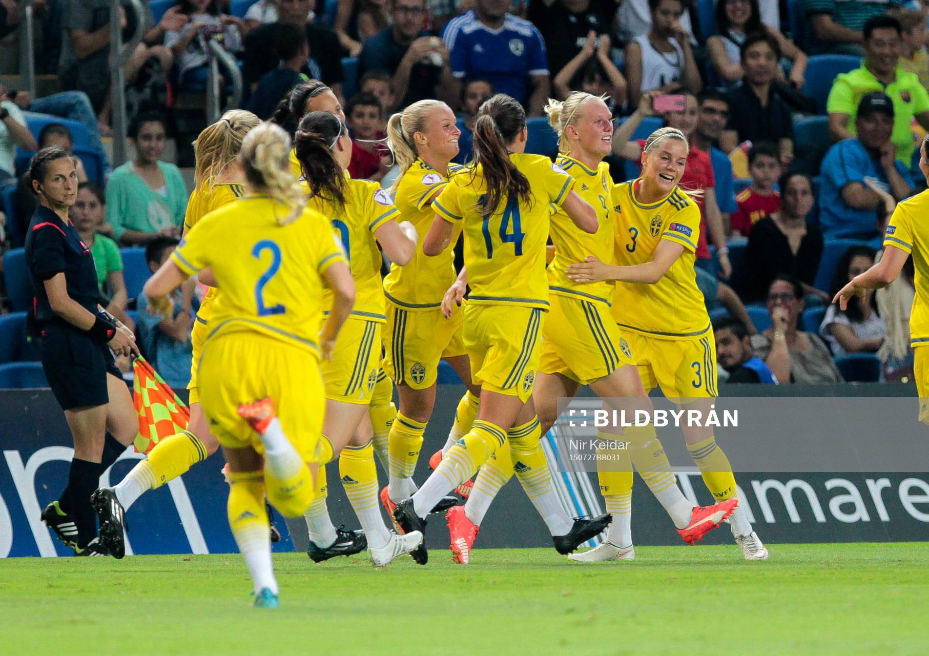 Sveriges spelare firar 1-0 av Stina Blackstenius under finalen i U19 EM i fotboll mellan Spanien och Sverige den 27 juli 2015 i Netanya.