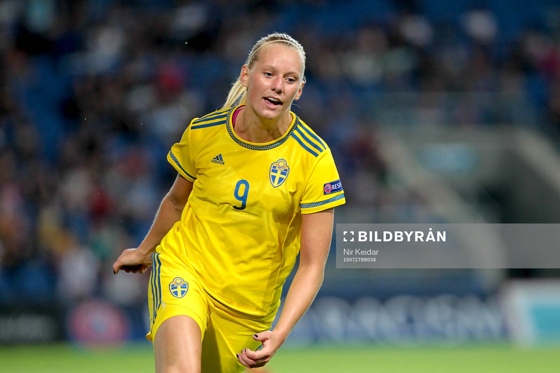 Sveriges Stina Blackstenius jublar