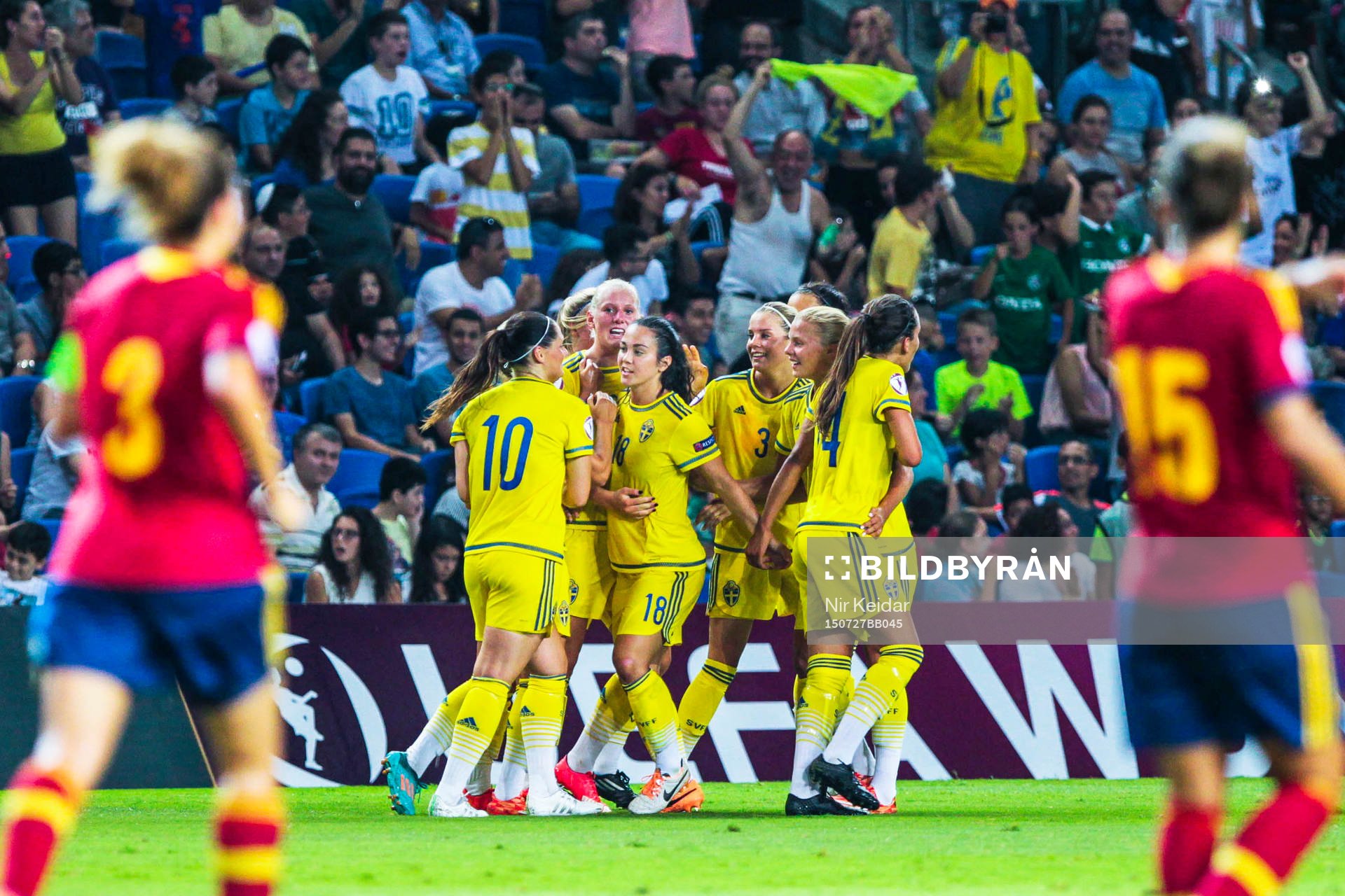 Sveriges spelare firar efter 1-0 av Stina Blackstenius under finalen i U19 EM i fotboll mellan Spanien och Sverige den 27 juli 2015 i Netanya.