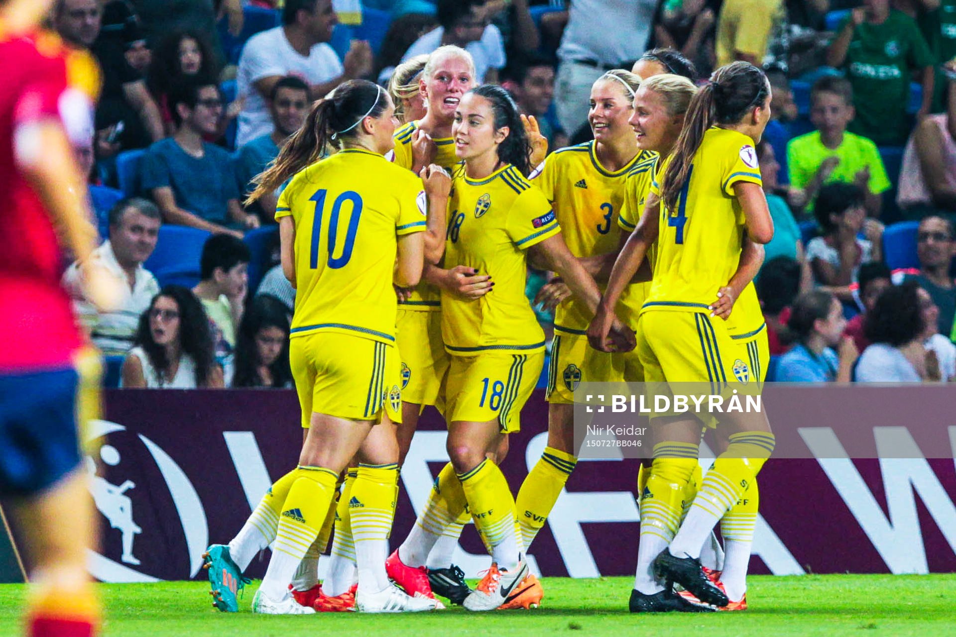 Sveriges spelare firar efter 1-0 av Stina Blackstenius under finalen i U19 EM i fotboll mellan Spanien och Sverige den 27 juli 2015 i Netanya.