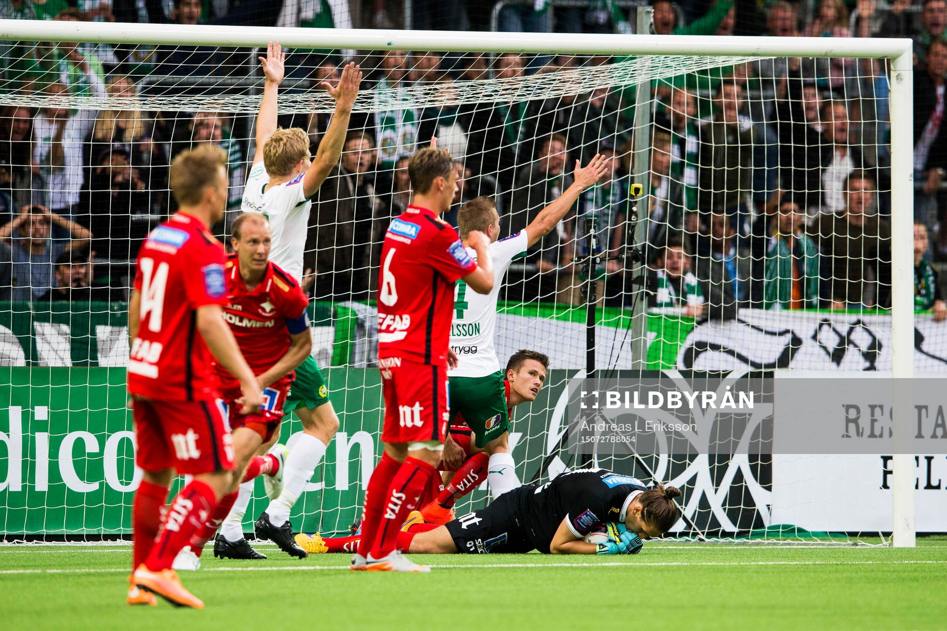 Norrköpings målvakt David Mitov Nilsson greppar bollen