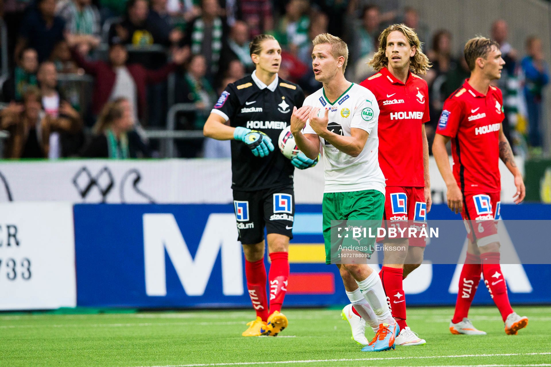 Hammarbys Erik Israelsson reagaerar på domaren