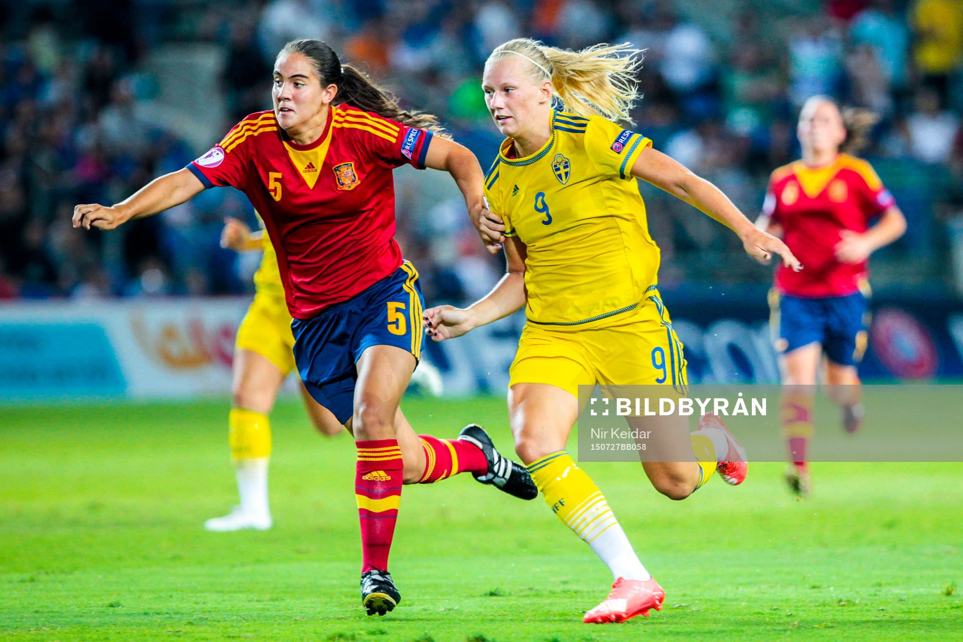 Spaniens Rocio Galvez och Sveriges Stina Blackstenius