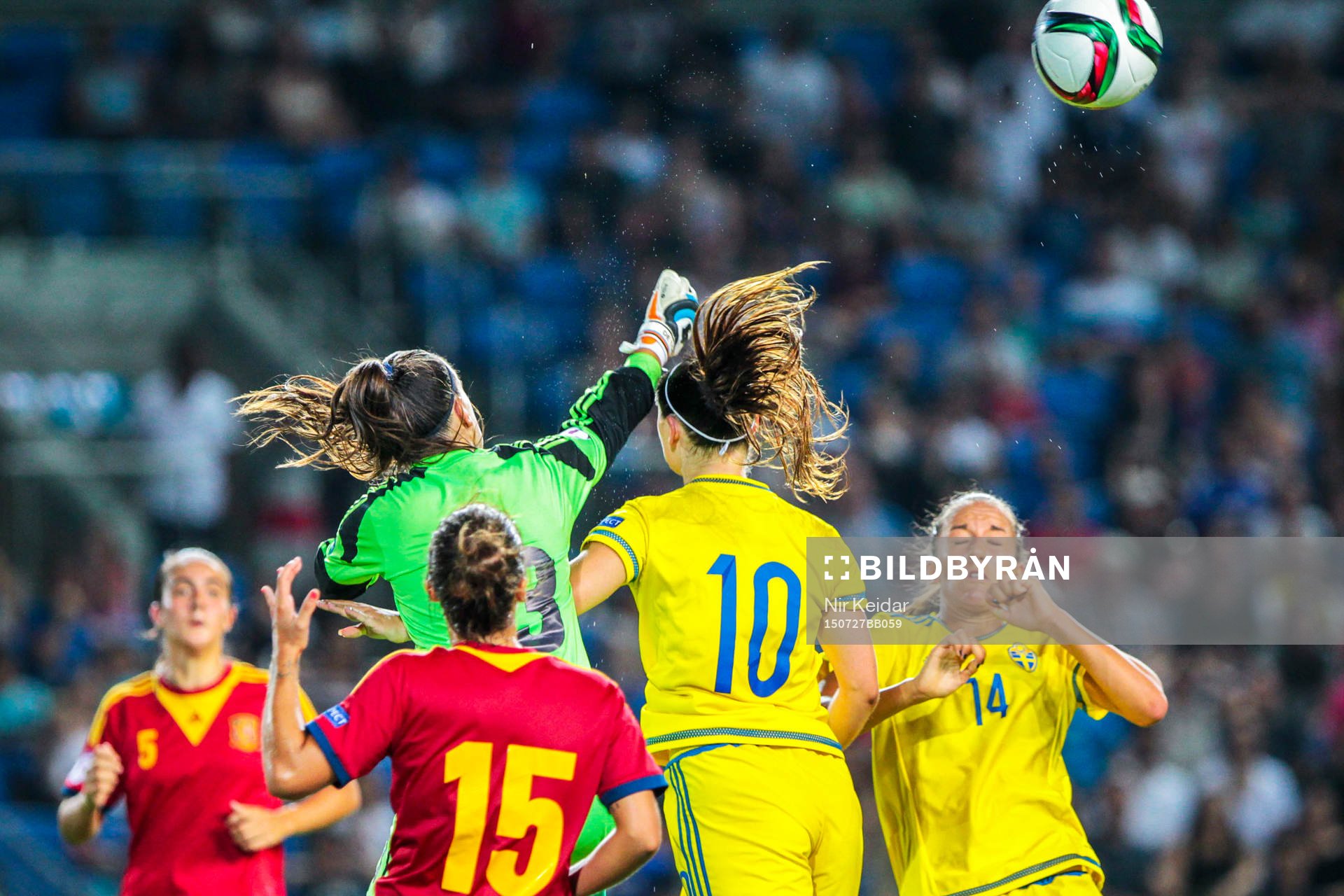 Sveriges Linda Hallin i en Luftduell med Spaniens målvakt