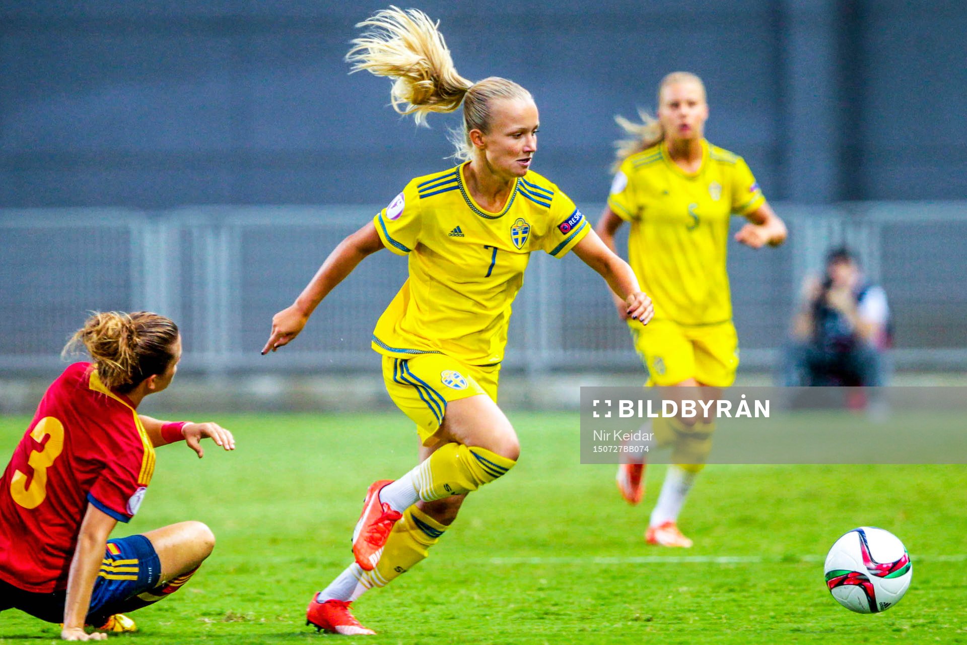 Sveriges Tove Almqvist tar sig förbi Spains Marta Turmo