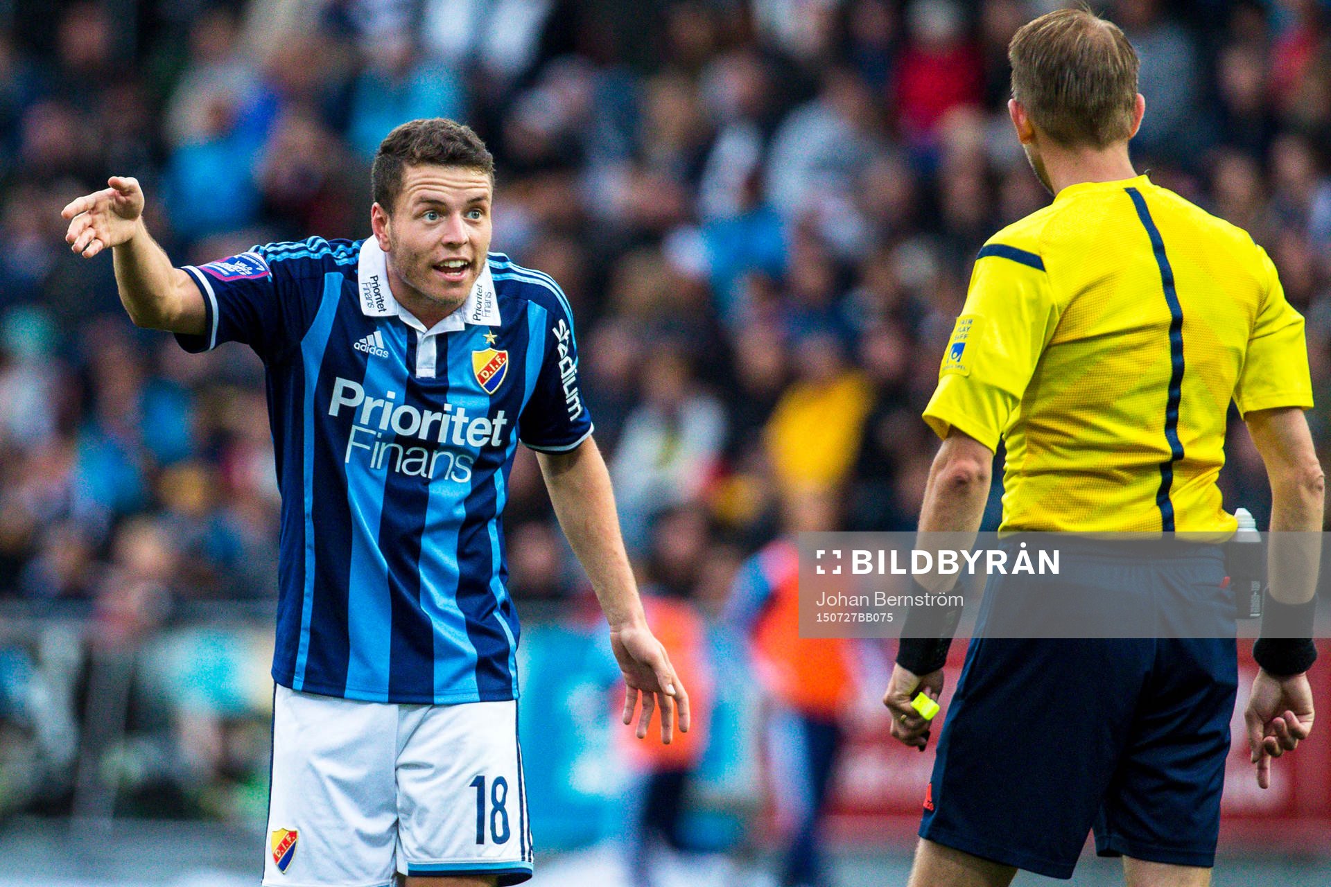 Djurgårdens Kerim Mrabti i samtal med domaren