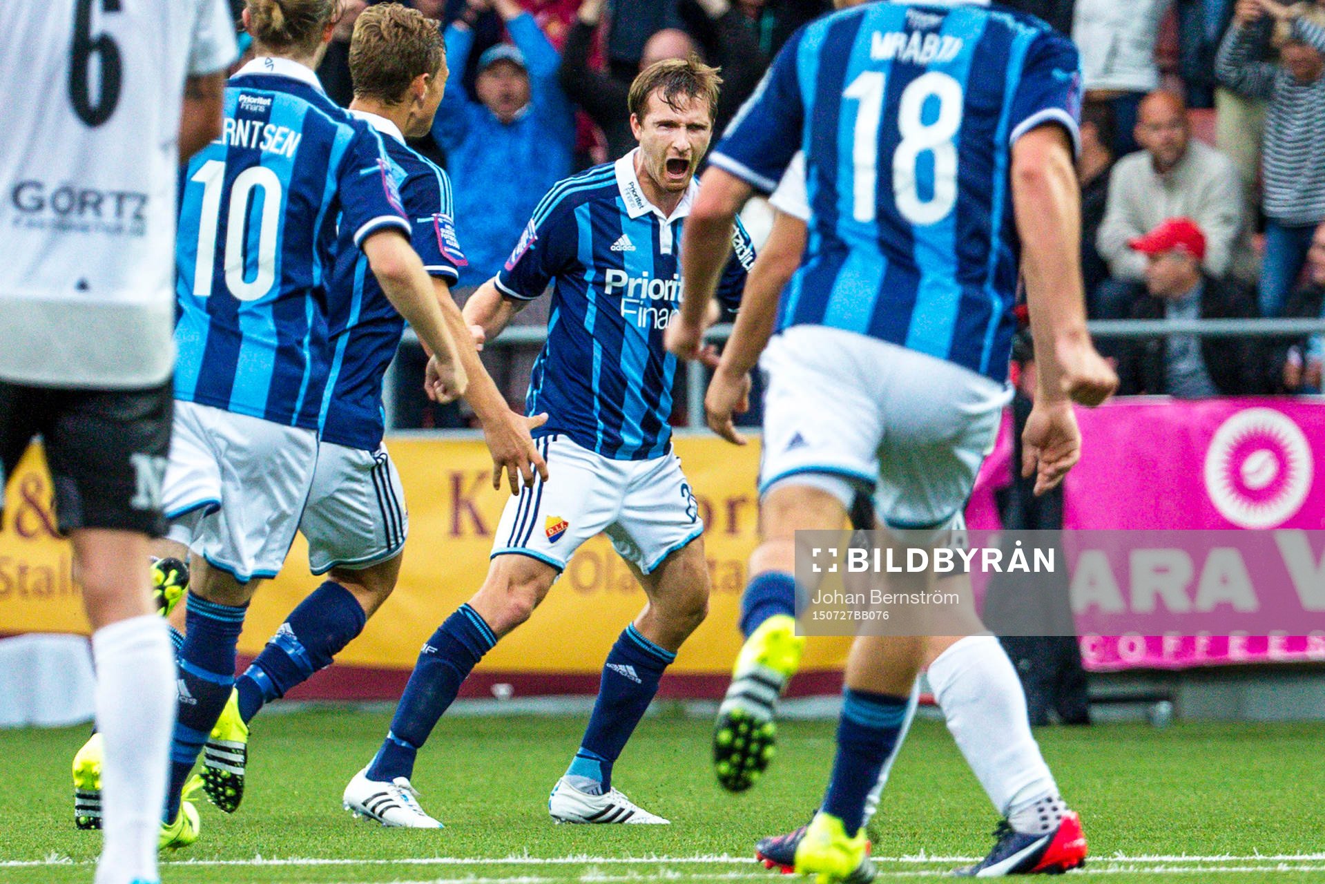 Djurgårdens Jesper Arvidsson firar efter 0-1 under fotbollsmatchen i Allsvenskan mellan Örebro SK och Djurgårdens IF den 27 juli 2015 i Örebro.