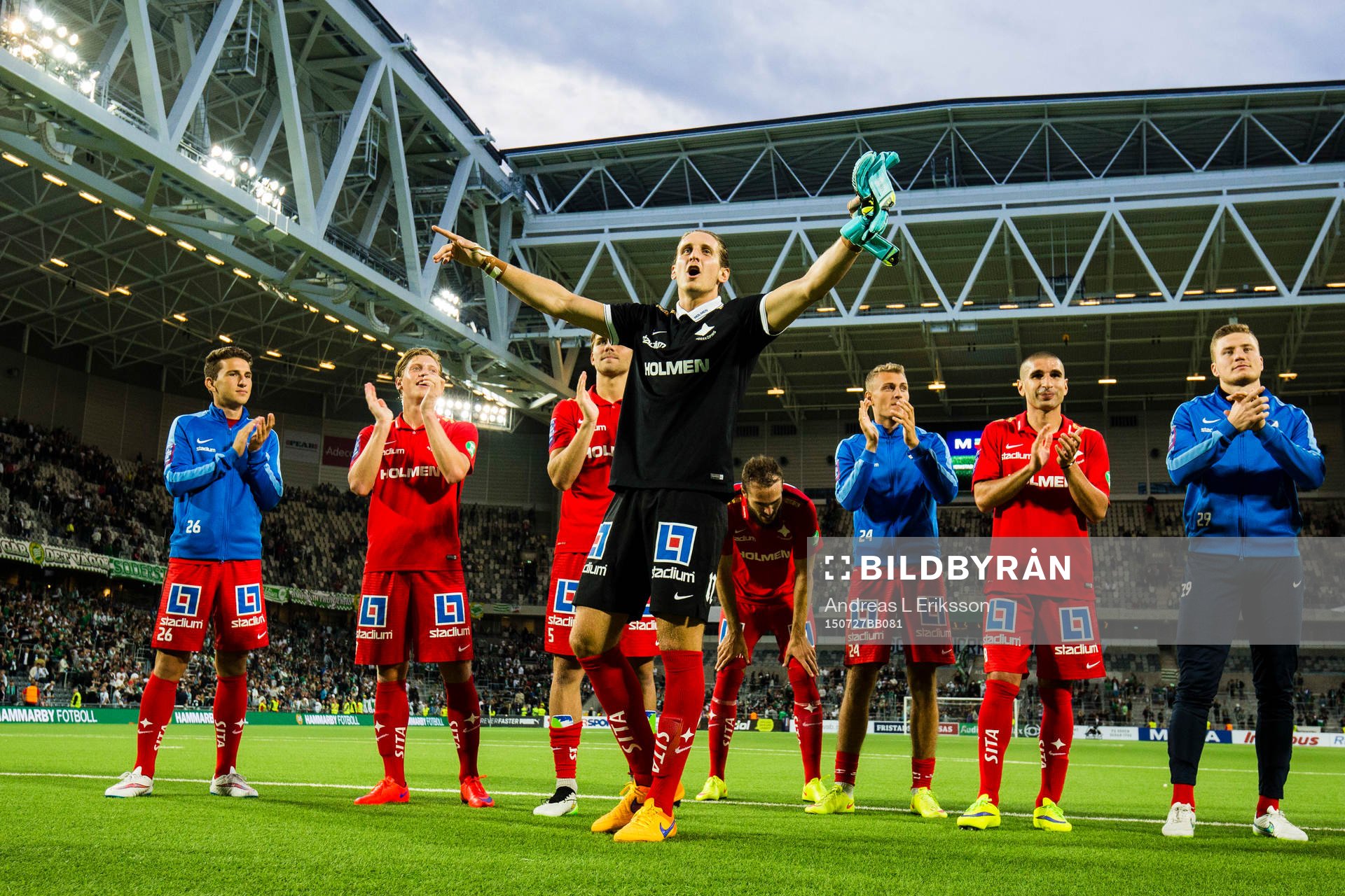 Norrköpings målvakt David Mitov Nilsson och hans lagkamrater jublar och tackar publiken efter fotbollsmatchen i Allsvenskan mellan Hammarby och Norrköping den 27 juli 2015 i Stockholm.