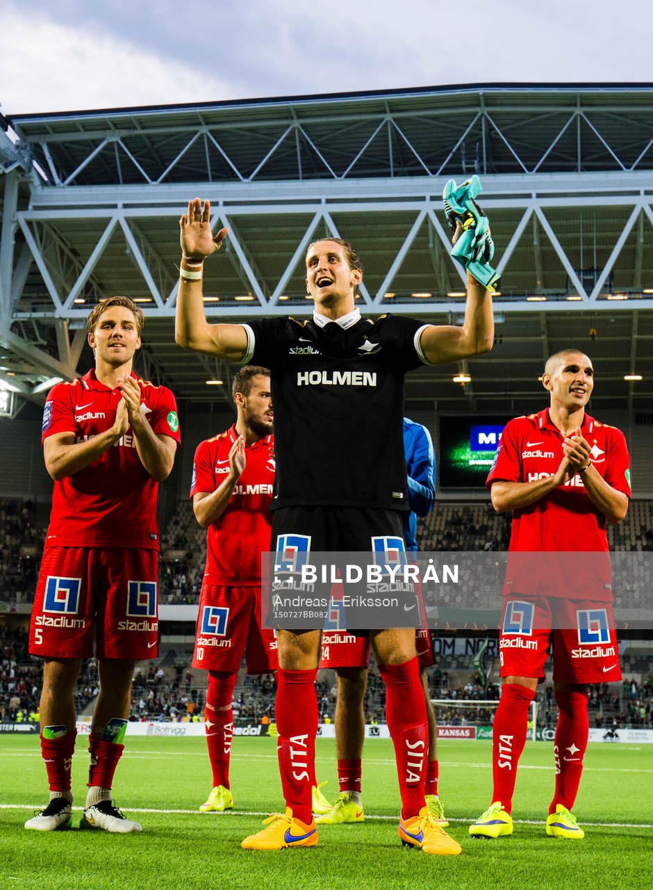 Norrköpings målvakt David Mitov Nilsson och hans lagkamrater jublar och tackar publiken efter fotbollsmatchen i Allsvenskan mellan Hammarby och Norrköping den 27 juli 2015 i Stockholm.
