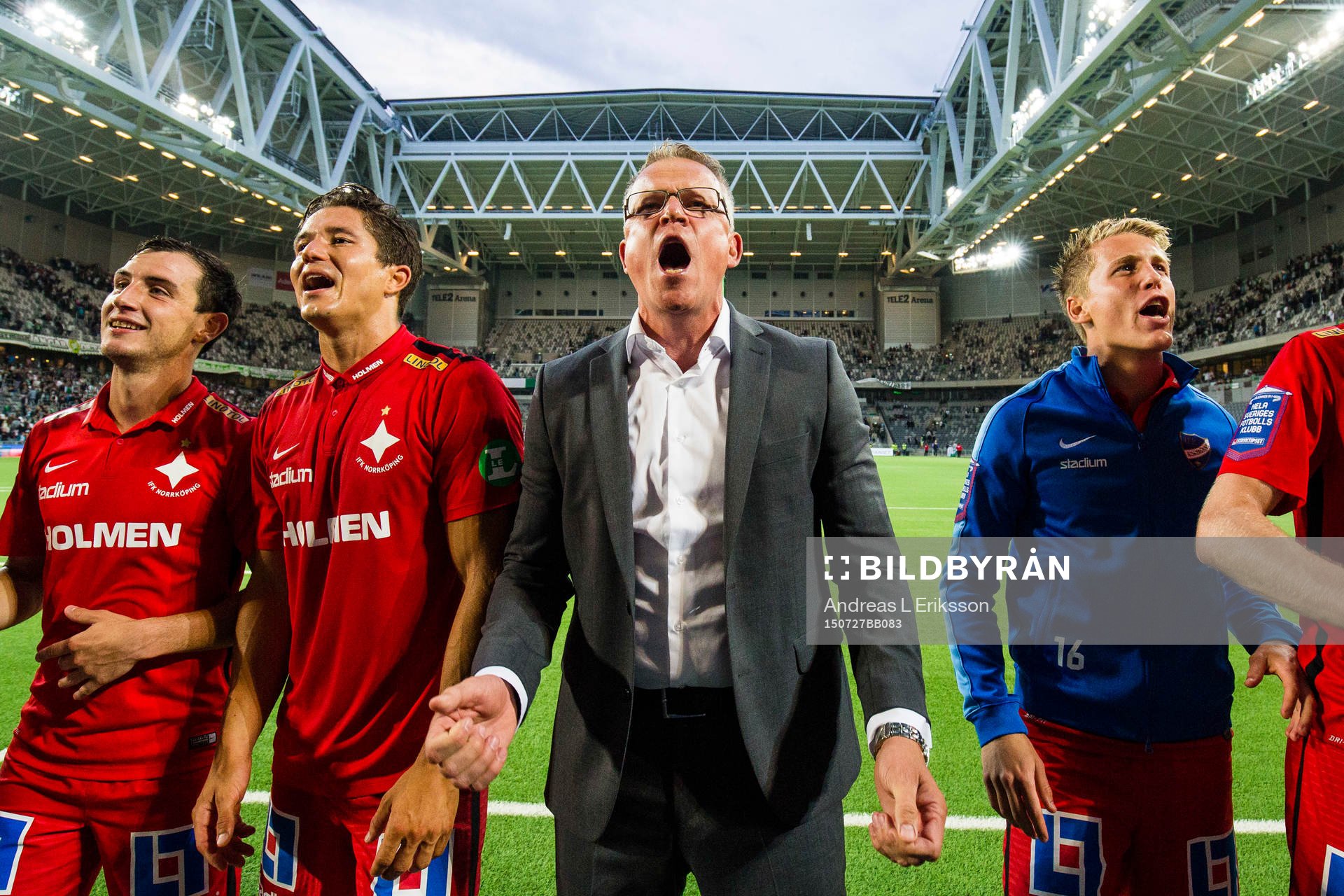 Norrköpings tränare Jan Andersson jublar och tackar