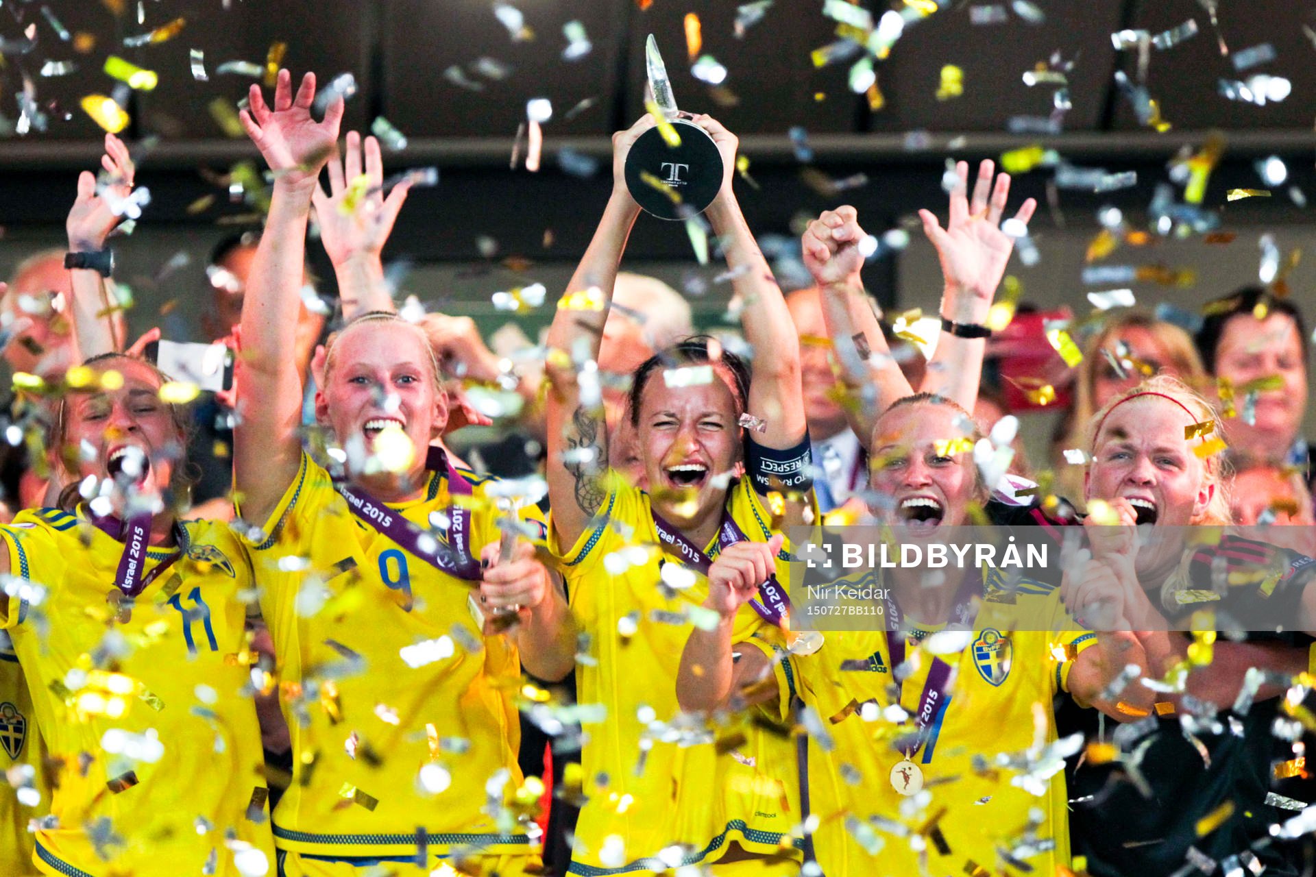 Sveriges spelare firar med pokalen
