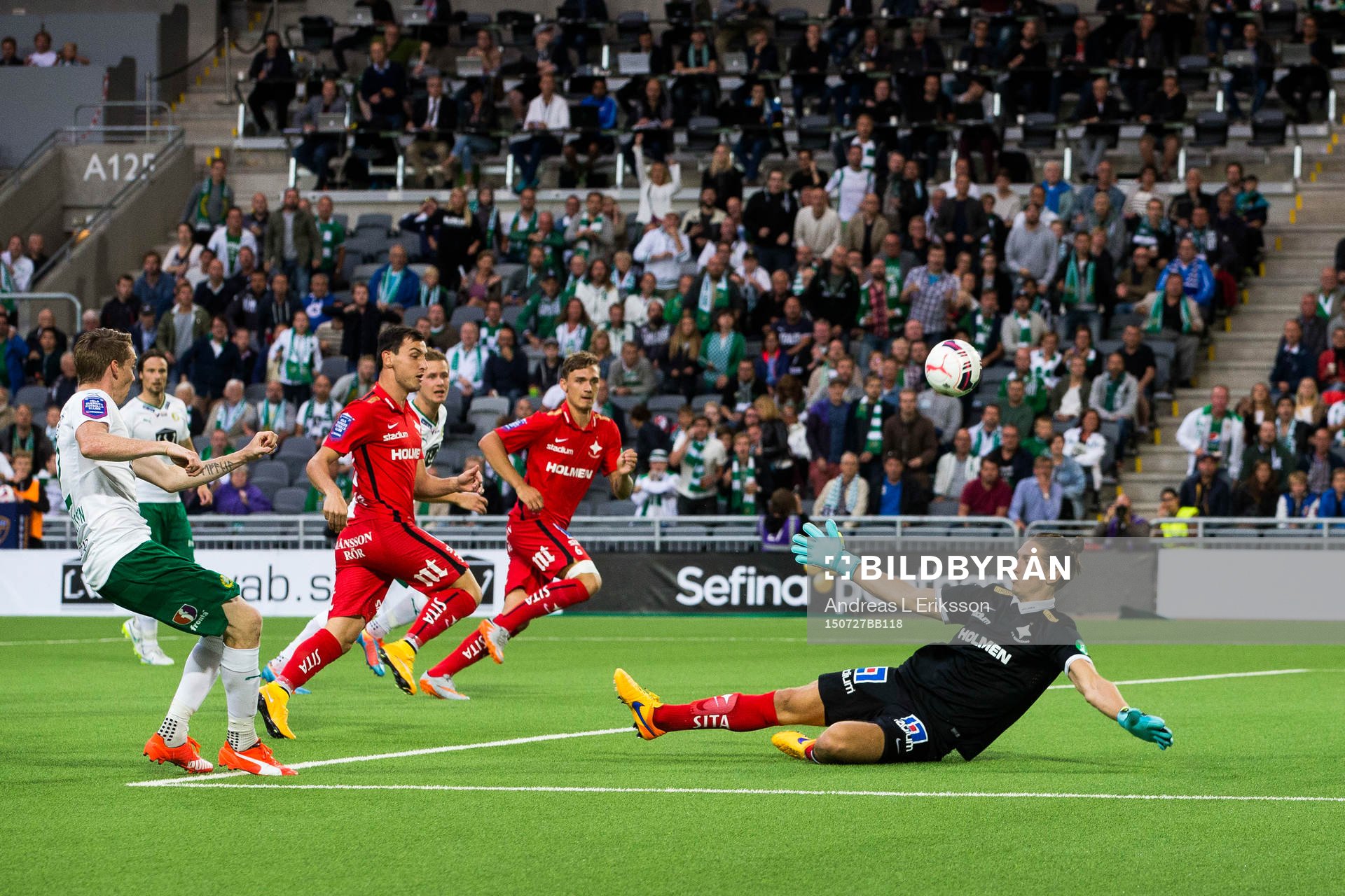 Norrköpings målvakt David Mitov Nilsson räddar ett skott