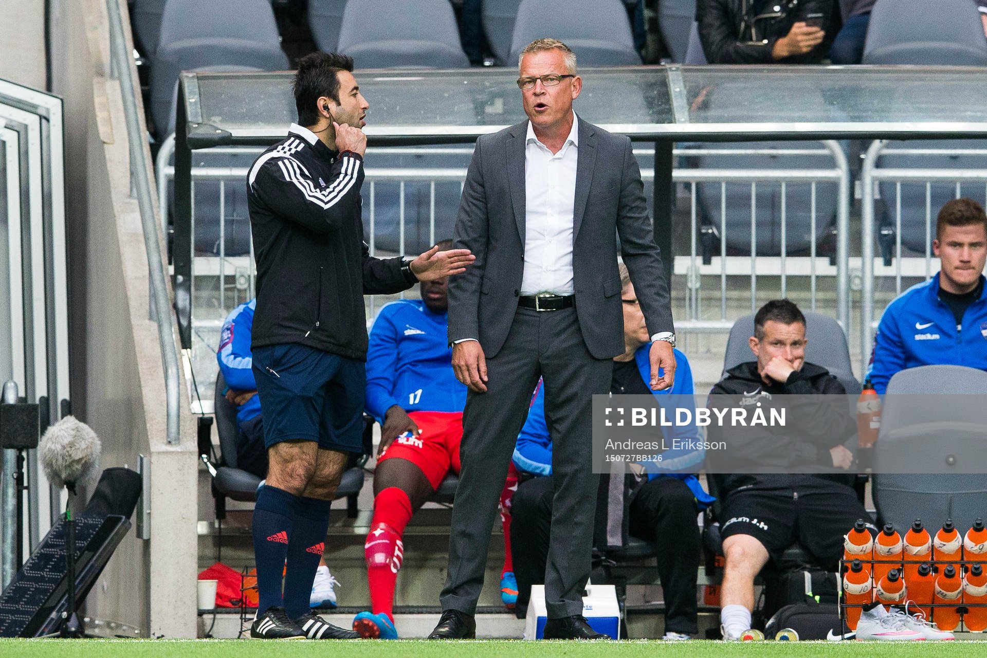Fjärdedomare Diako Behnam samtalr med Norrköpings