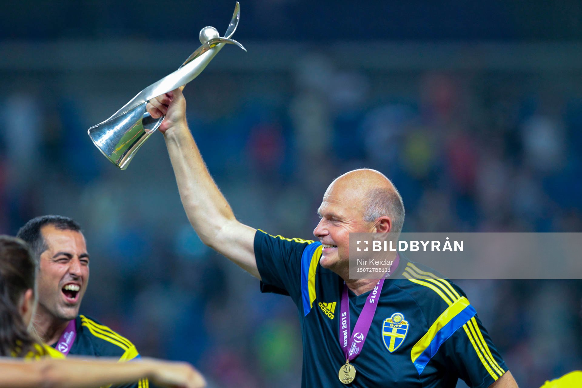 Sveriges förbundskapten Calle Barrling firar med pokalen efter finalen i U19 EM i fotboll mellan Spanien och Sverige den 27 juli 2015 i Netanya.