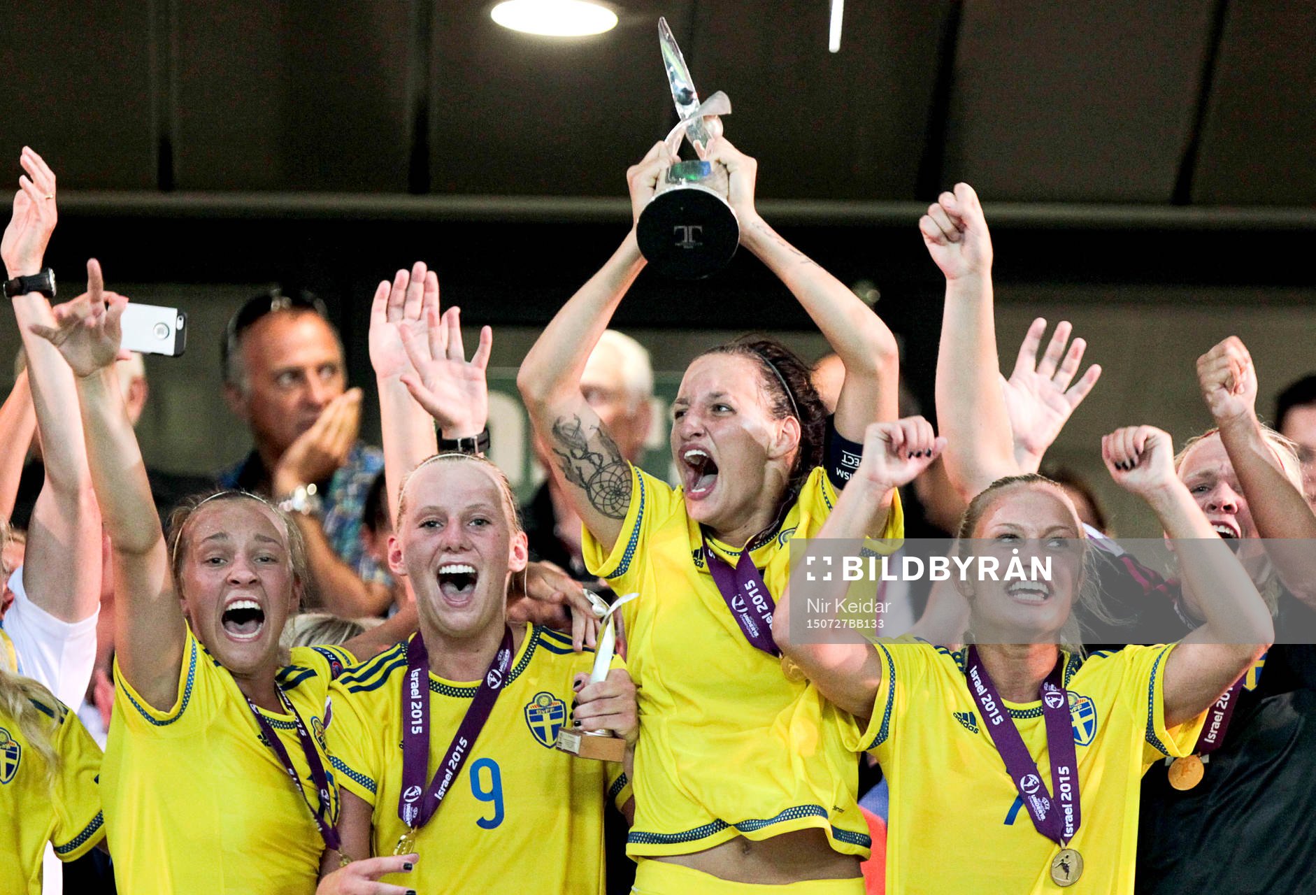 Det svenska laget jublar