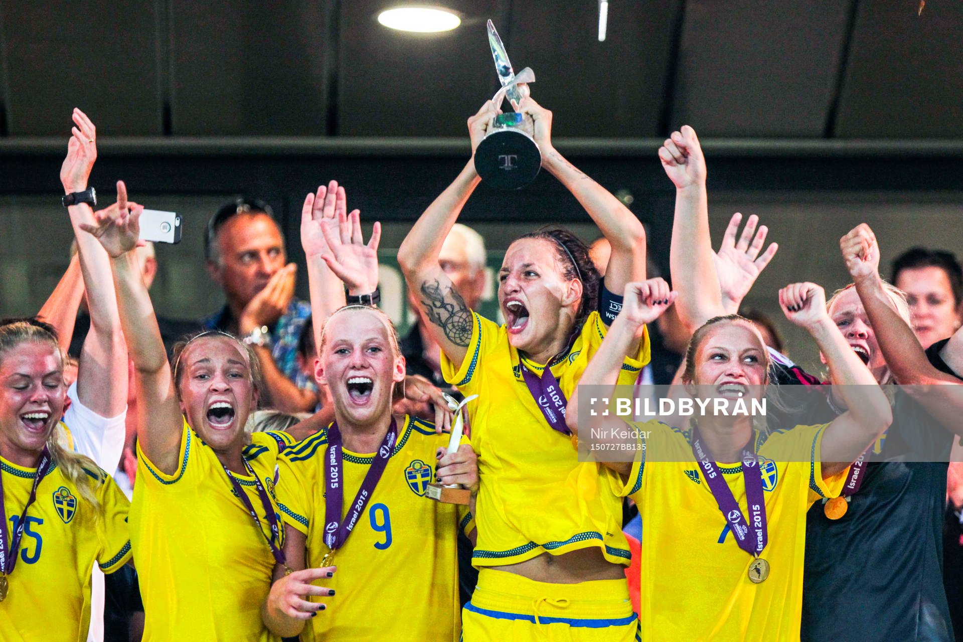 Sveriges spelare firar med pokalen