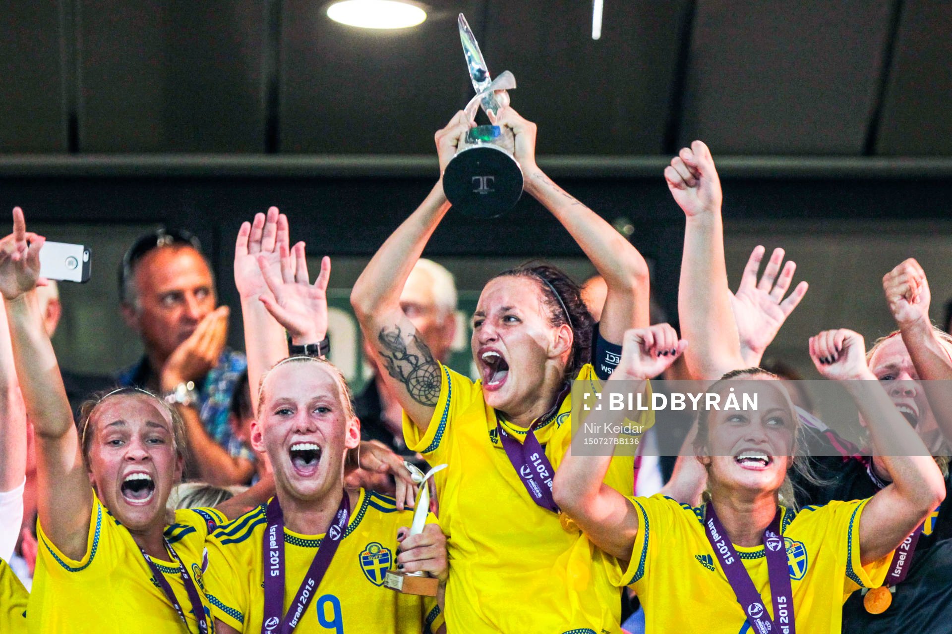 Sveriges spelare firar med pokalen